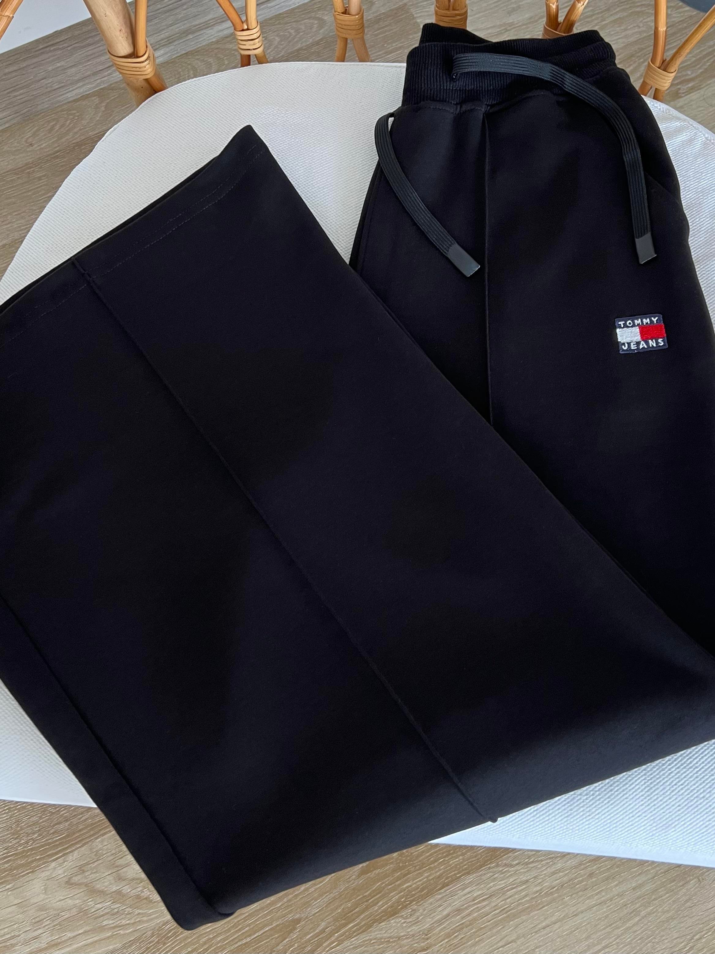TH Siyah Logo Detaylı Bol Paça Eşofman Altı uygun fiyatlarda www.butikhola.com adresinde