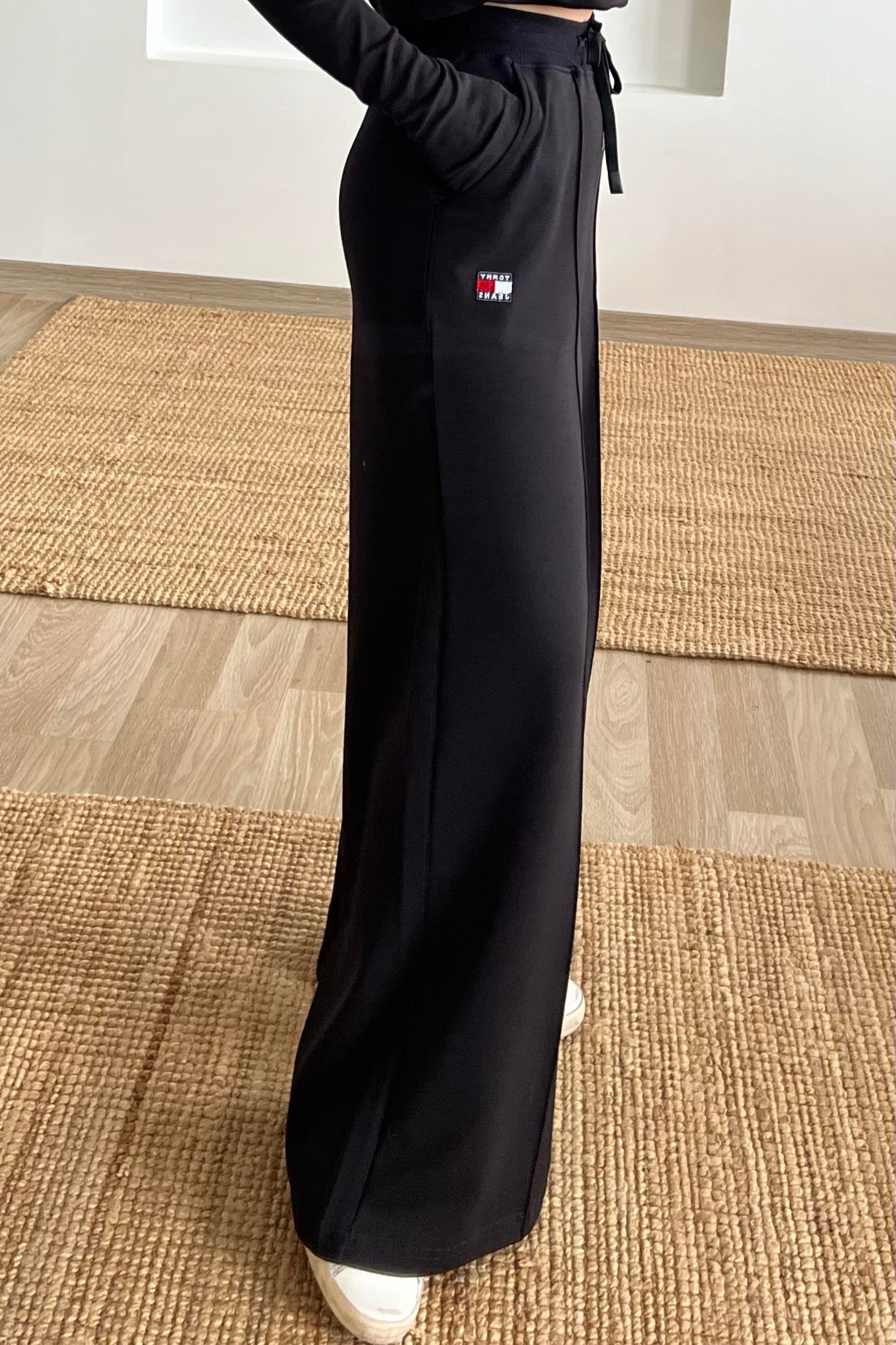 TH Siyah Logo Detaylı Bol Paça Eşofman Altı uygun fiyatlarda www.butikhola.com adresinde