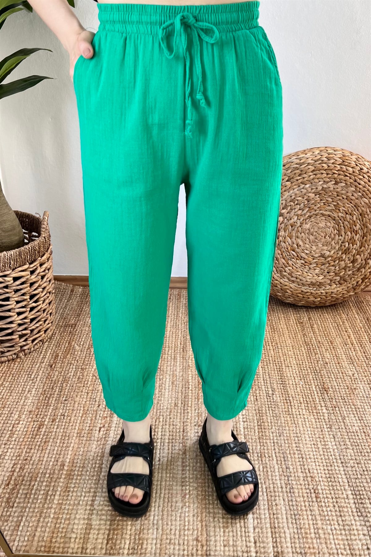 Yeşil Beli Lastikli Paçası Pilili Keten Pantolon uygun fiyatlarda www.butikhola.com adresinde