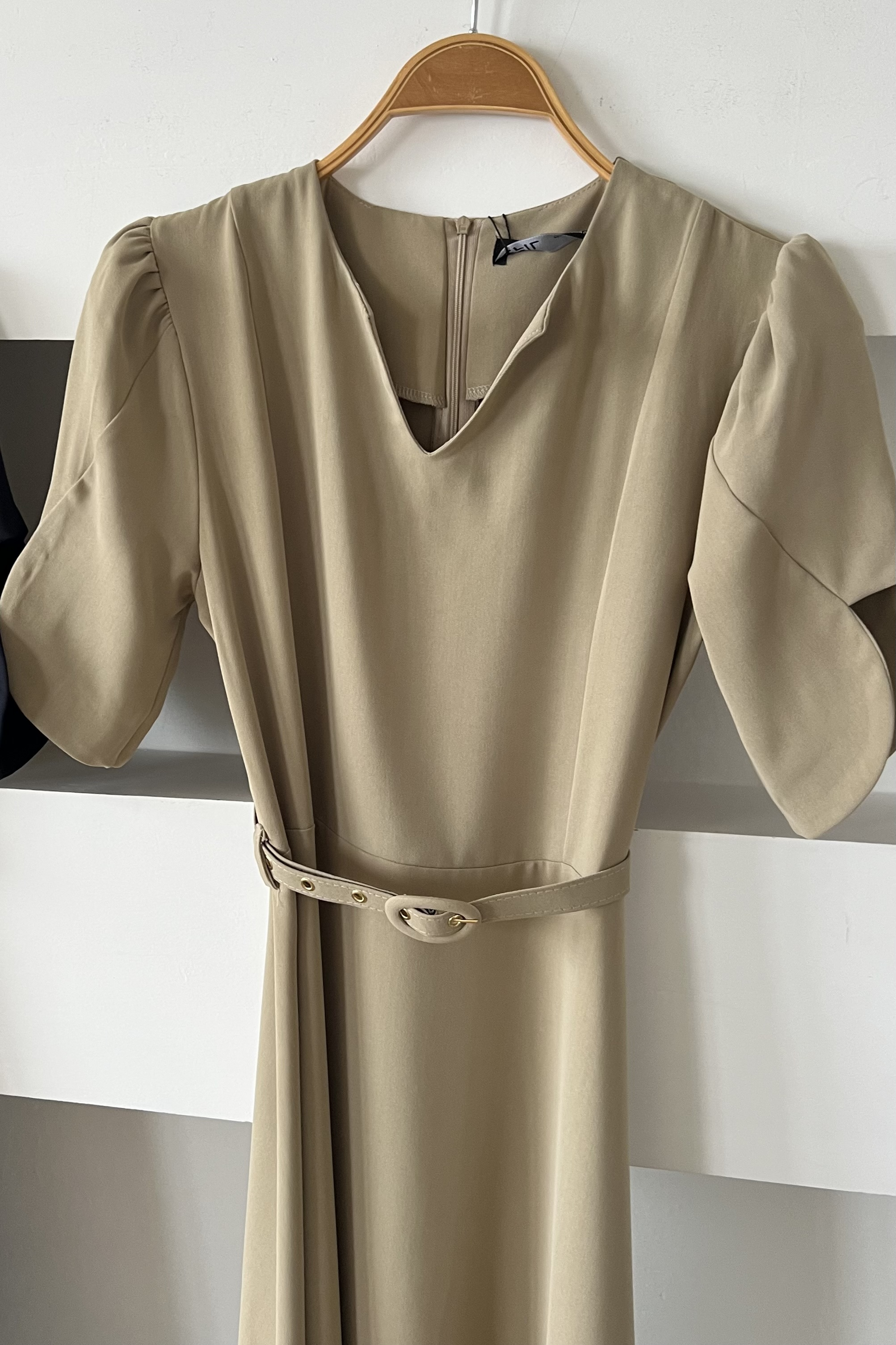 Yeşil Kemerli Asimetrik Kol Elbise uygun fiyatlarda www.butikhola.com adresinde