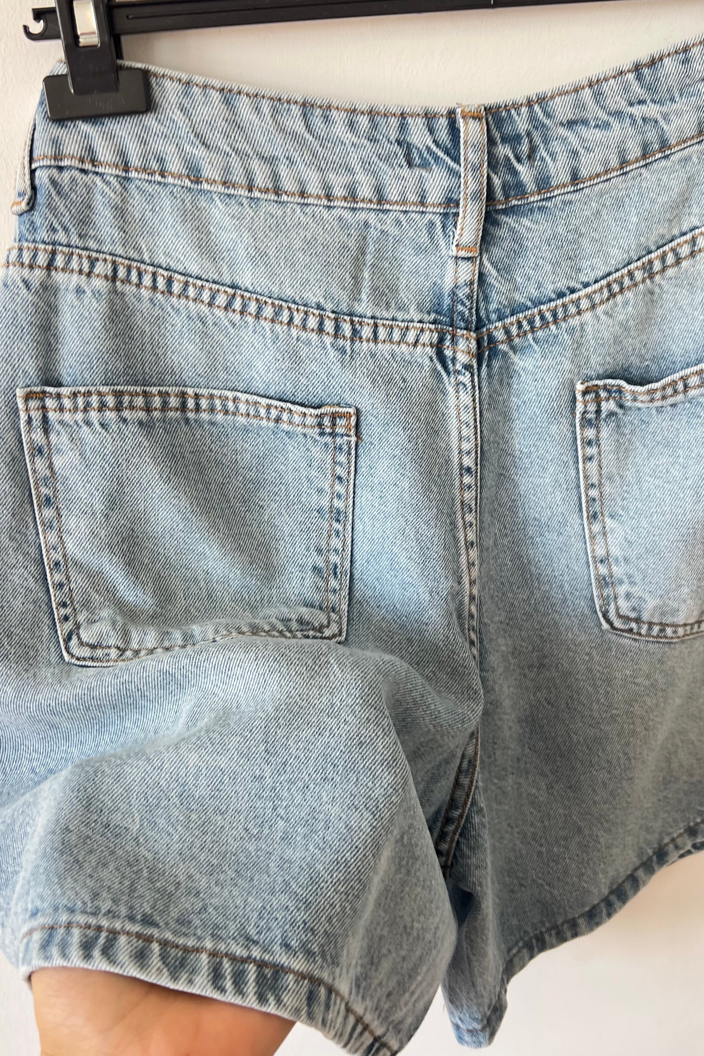 Yumuşak Dokulu Şehir Boy Jean Şort uygun fiyatlarda www.butikhola.com adresinde