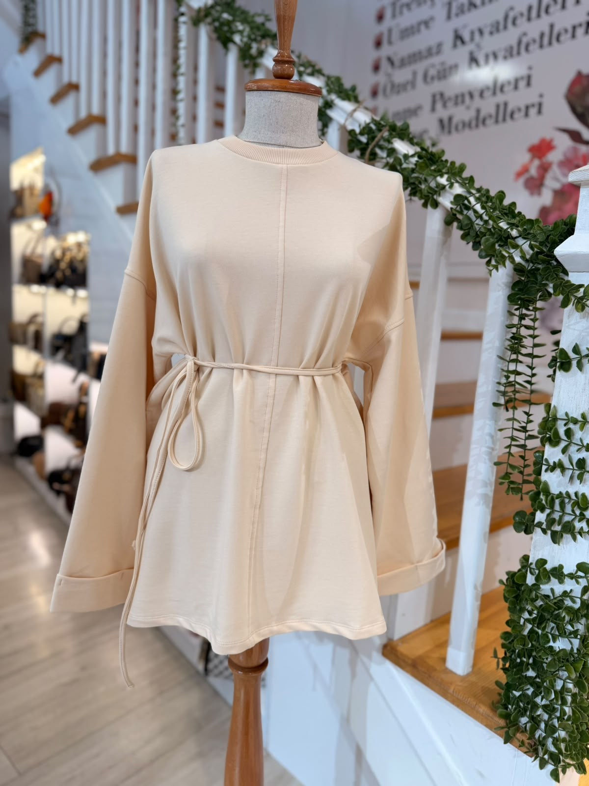 2755  BEJ DİKİŞ DETAYLI YIRTMAÇLI SWEATSHIRT