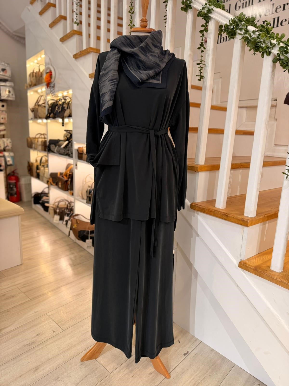 3539 SİYAH BELİ KUŞAKLI DÖKÜMLÜ TAKIM