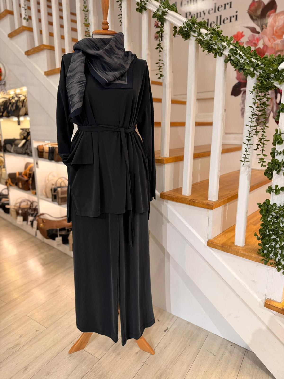 3539 SİYAH BELİ KUŞAKLI DÖKÜMLÜ TAKIM