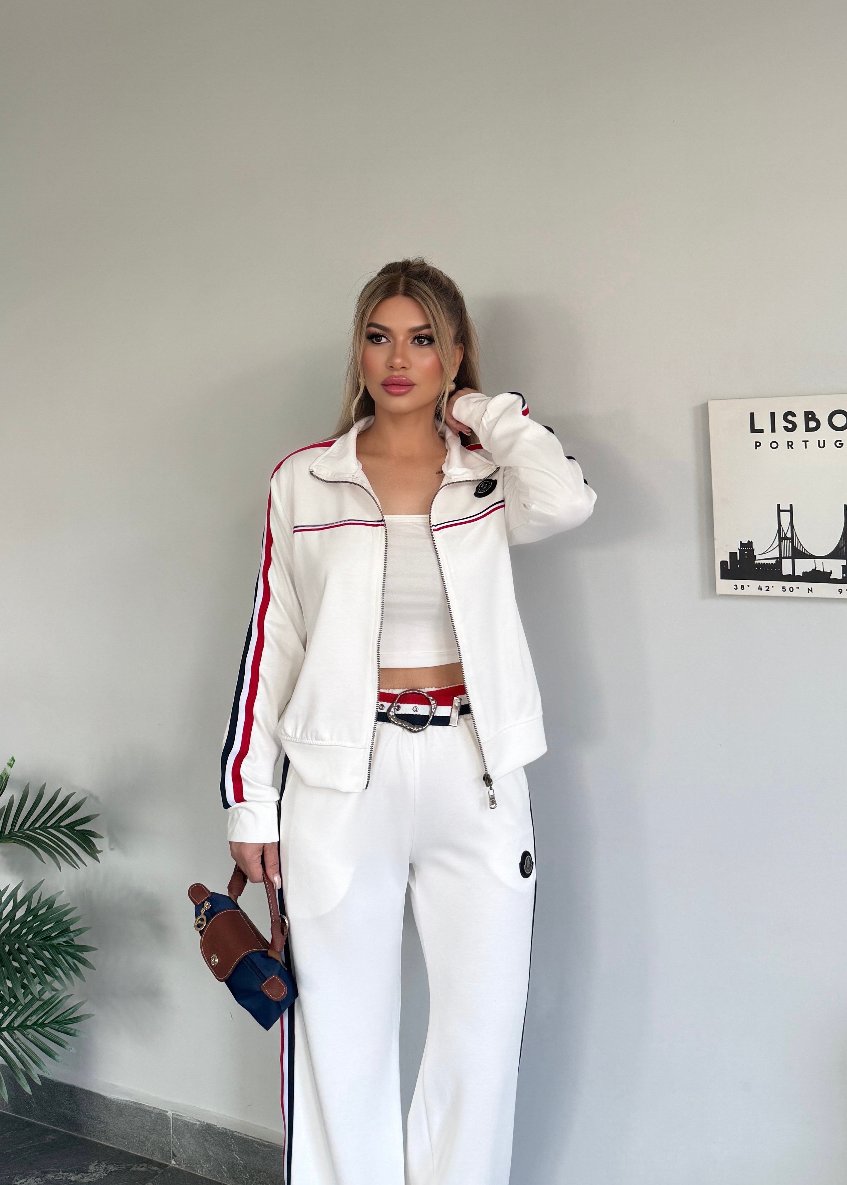 Kemer detaylı şeritli takım beyaz