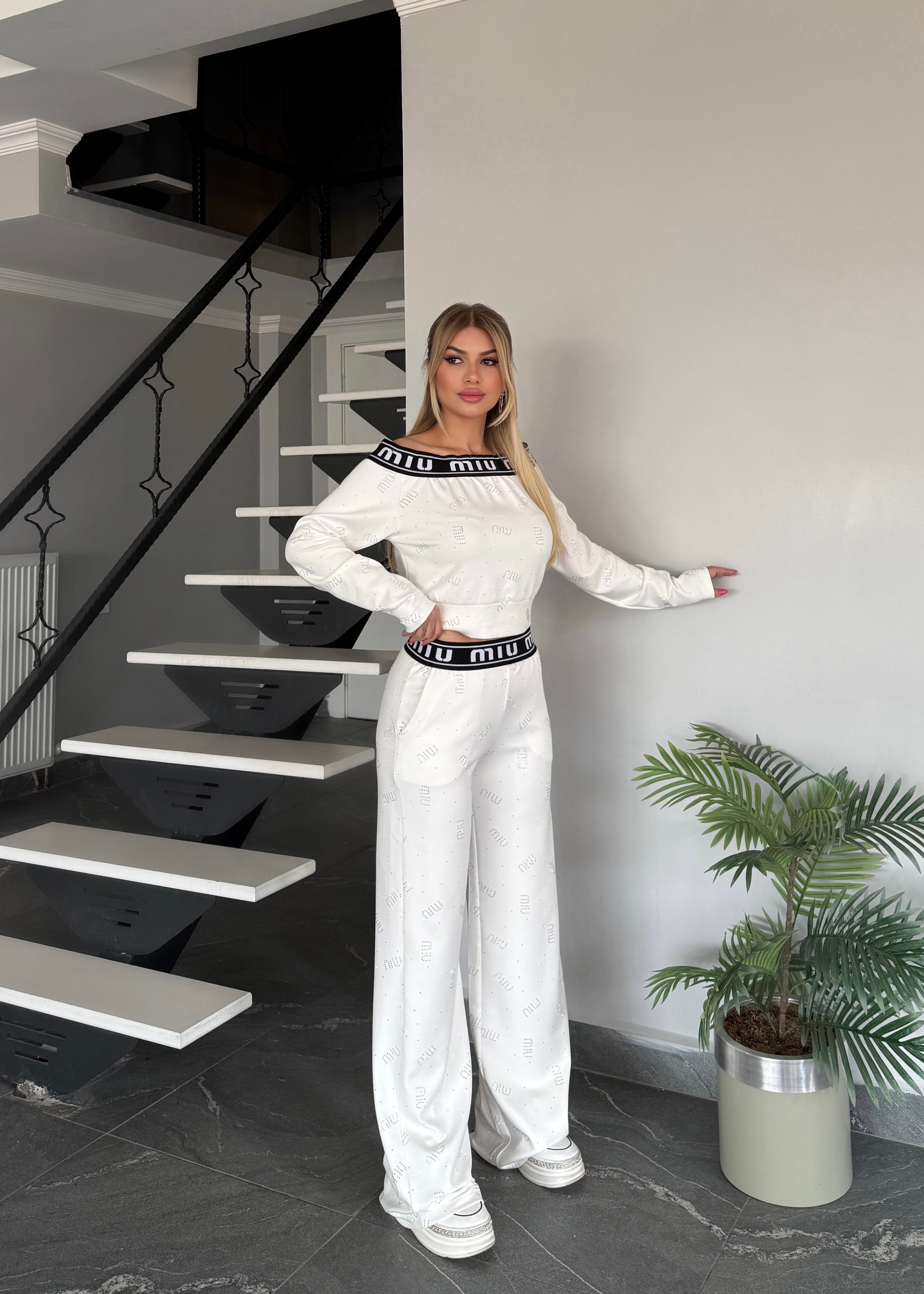 Madonna yaka taşlı takım beyaz 