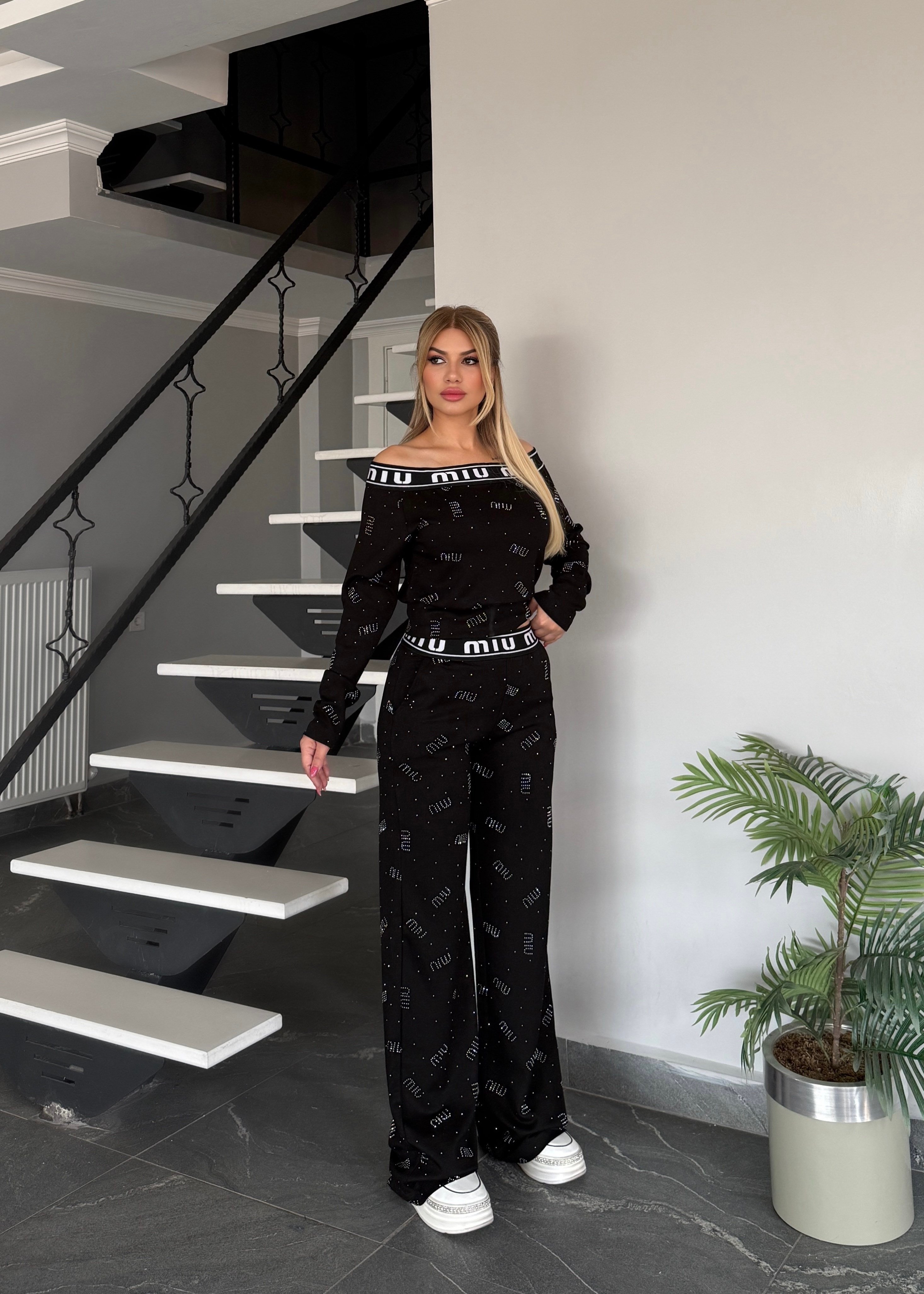 Madonna yaka taşlı takım siyah