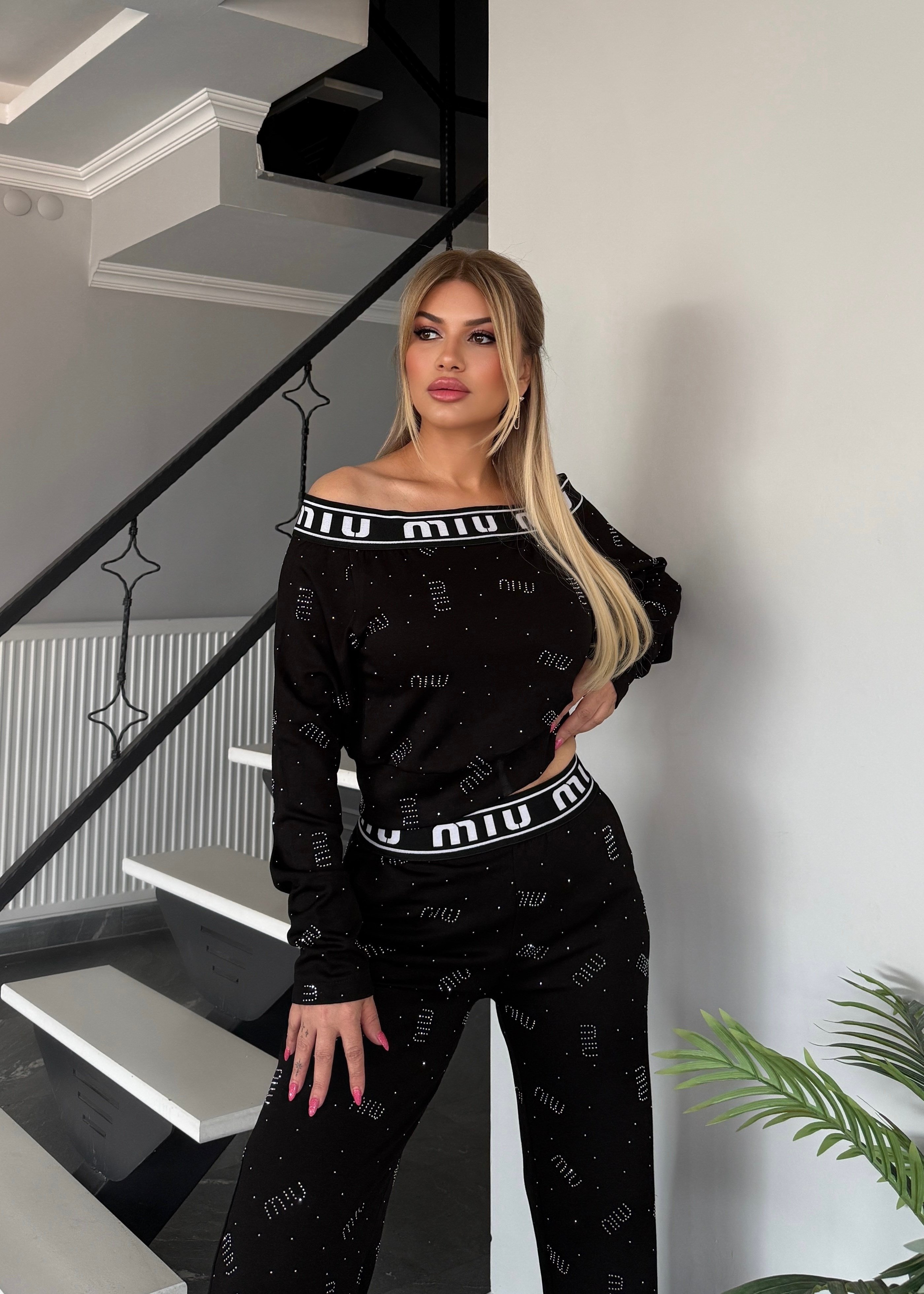 Madonna yaka taşlı takım siyah