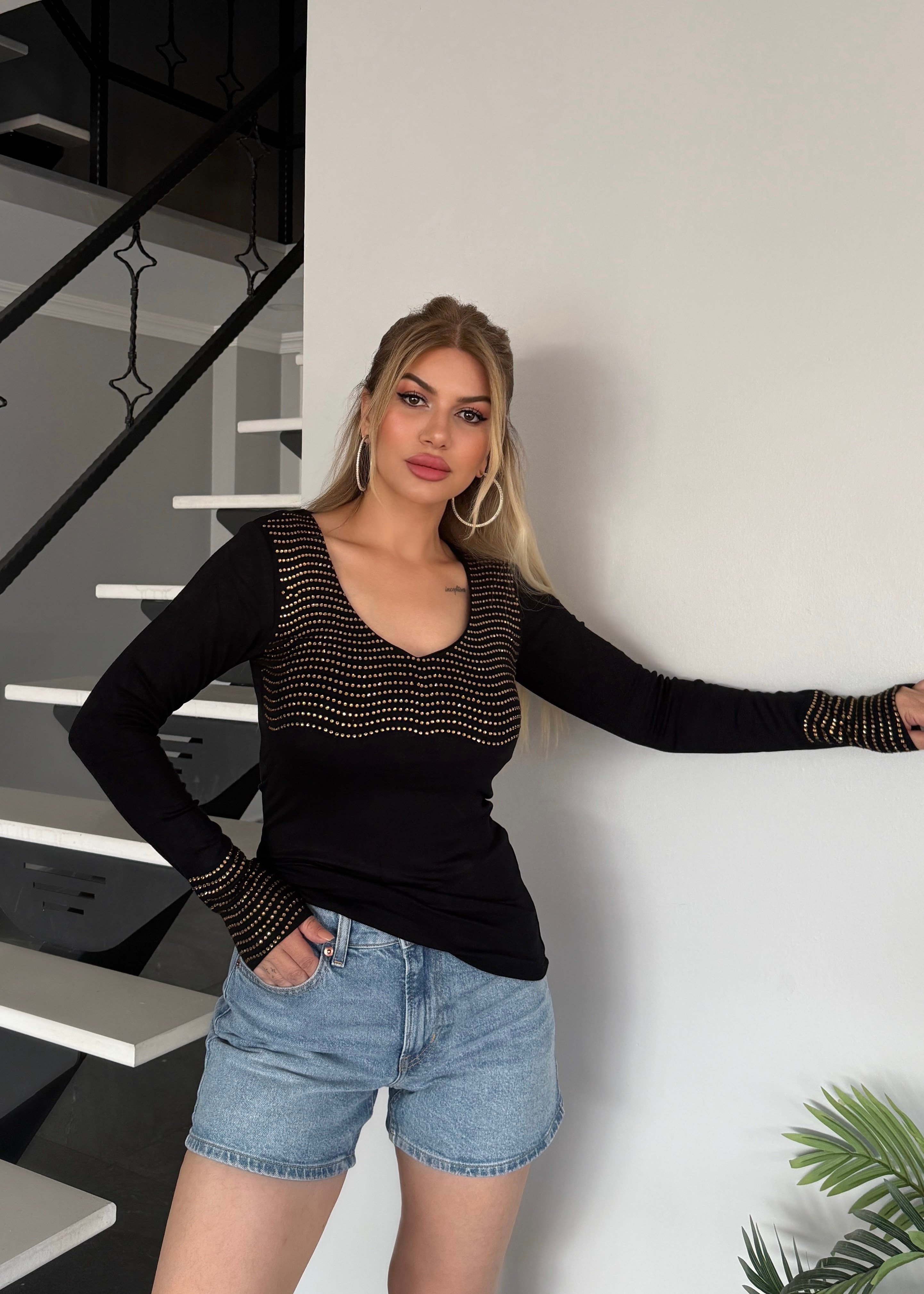 V yaka taşlı buluz gold taşlı 