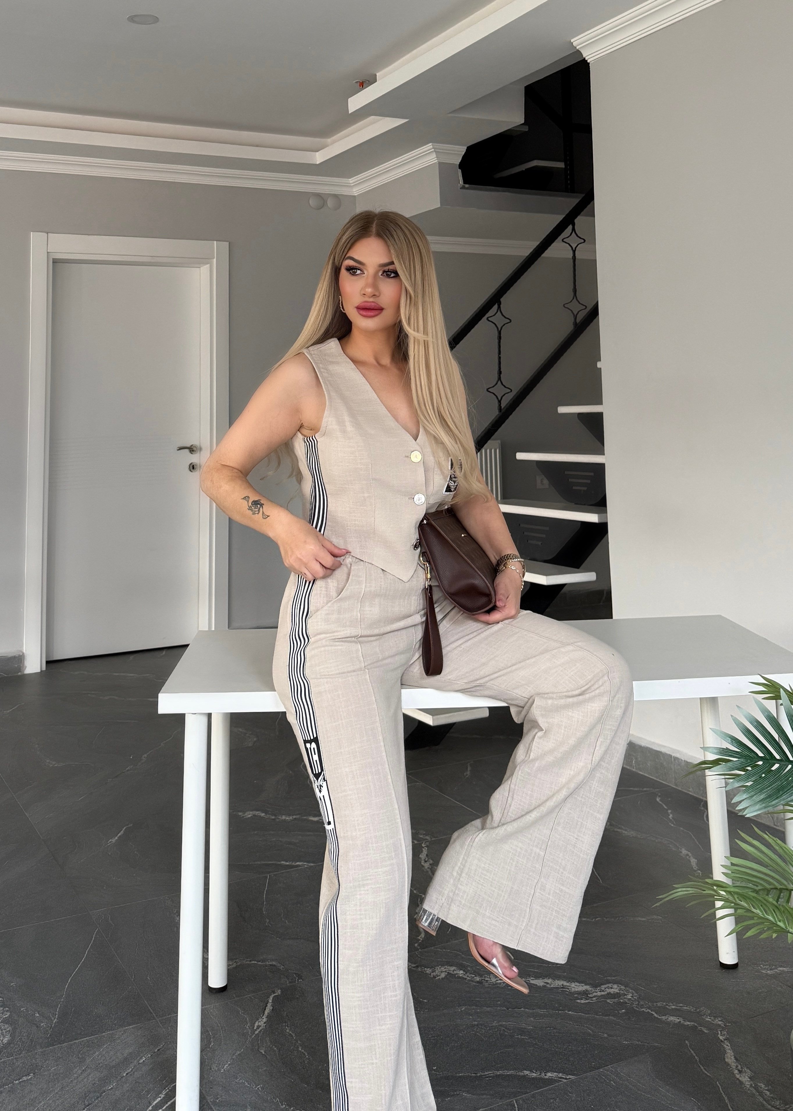 Yelekli logolu takım bej