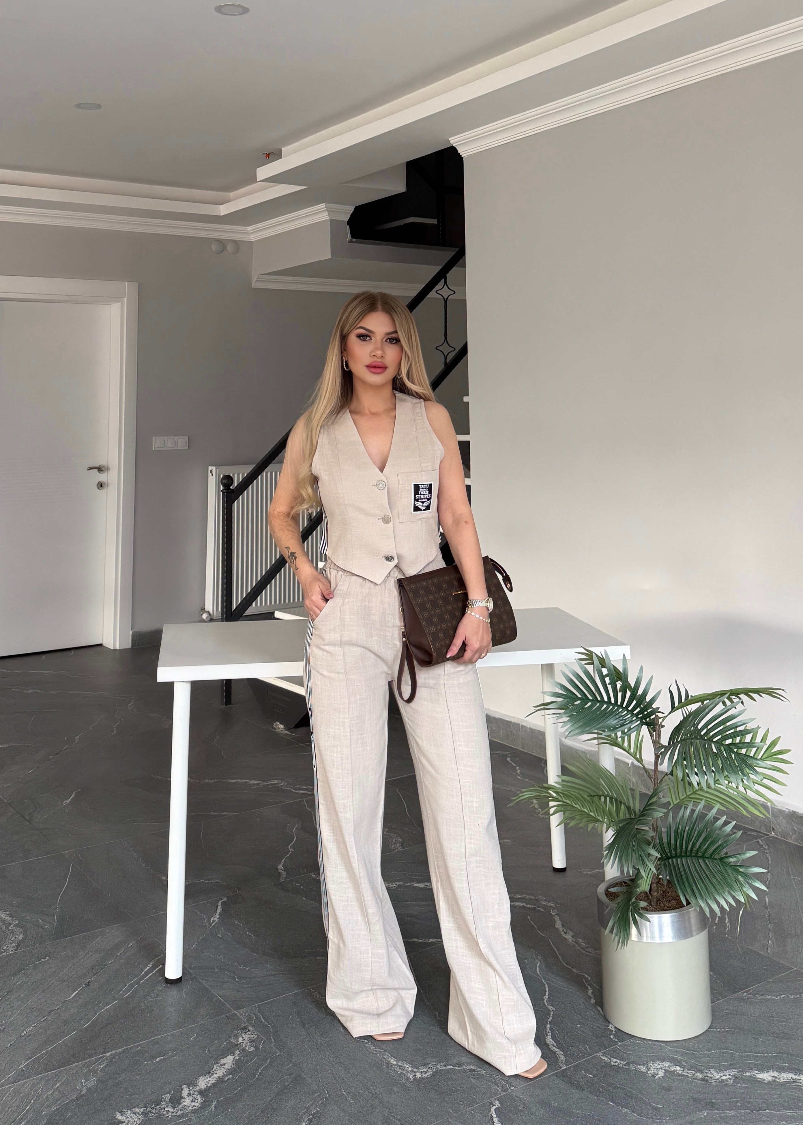 Yelekli logolu takım bej