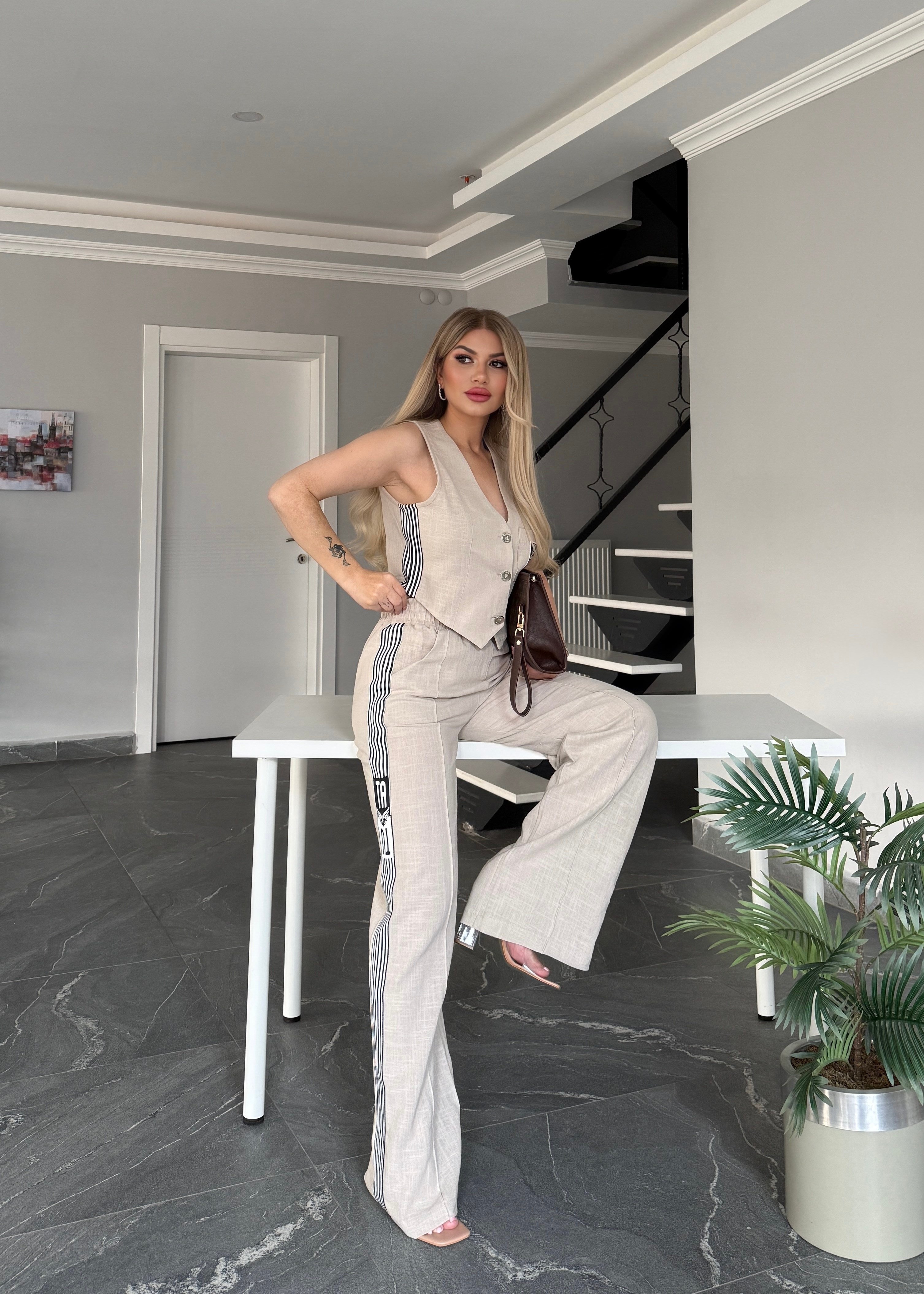 Yelekli logolu takım bej