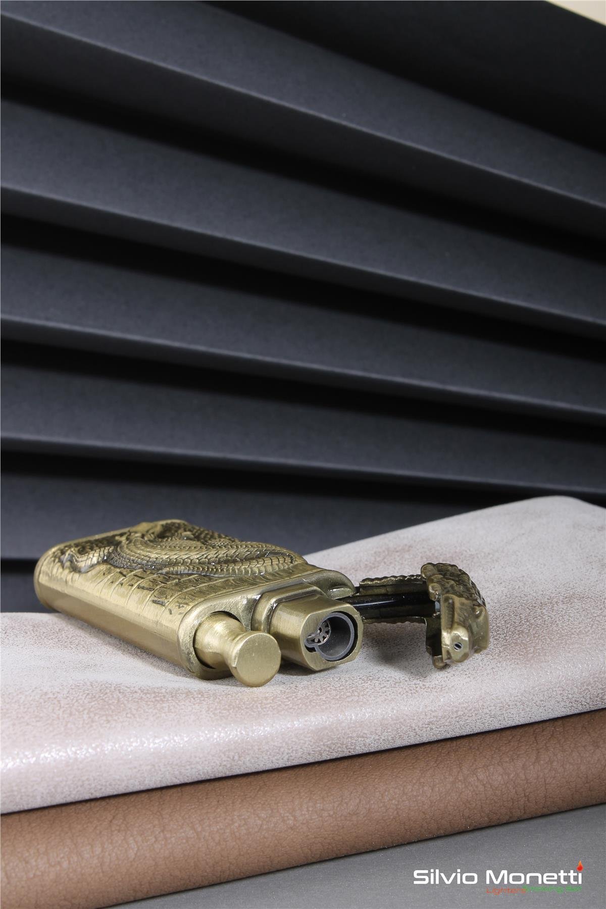 Silvio Monetti Bronz Kabartmalı Timsal İşlemeli Gazlı Çakmak 24CSM803MR02