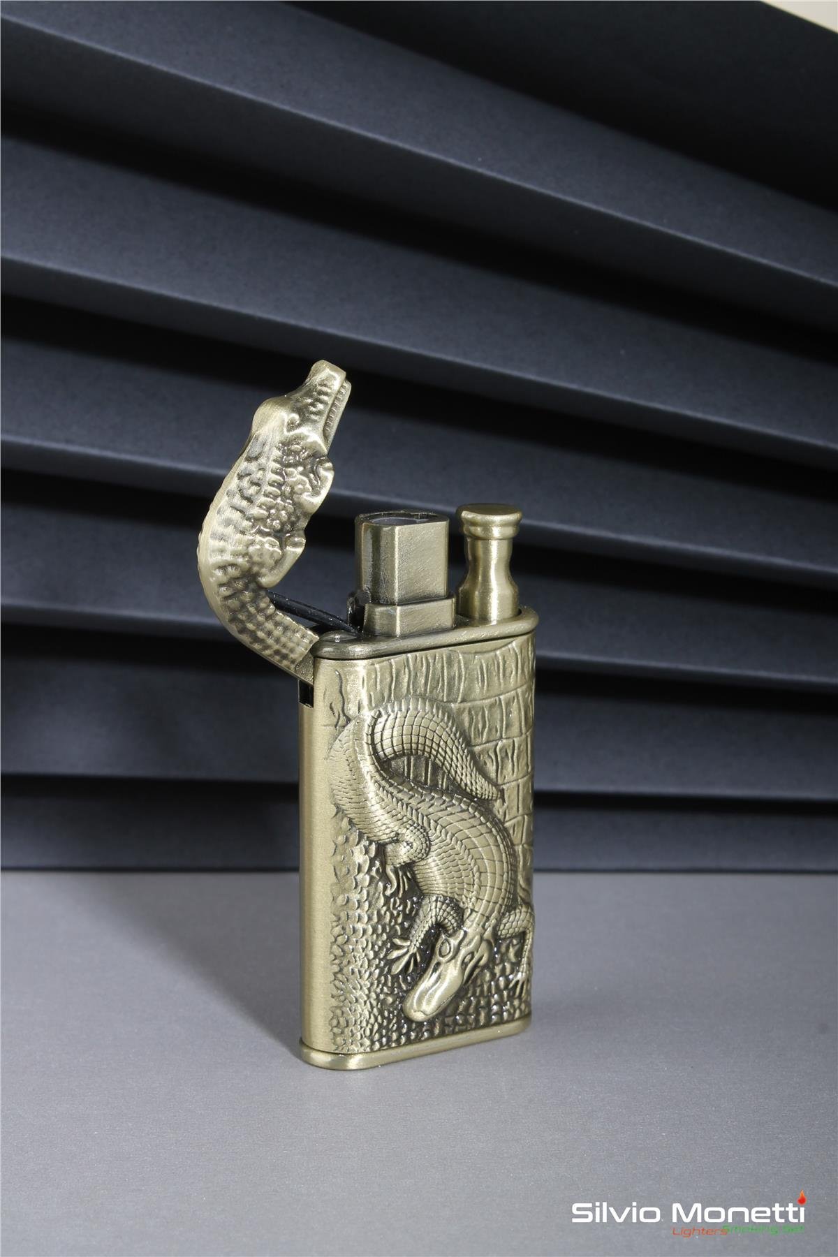 Silvio Monetti Bronz Kabartmalı Timsal İşlemeli Gazlı Çakmak 24CSM803MR02