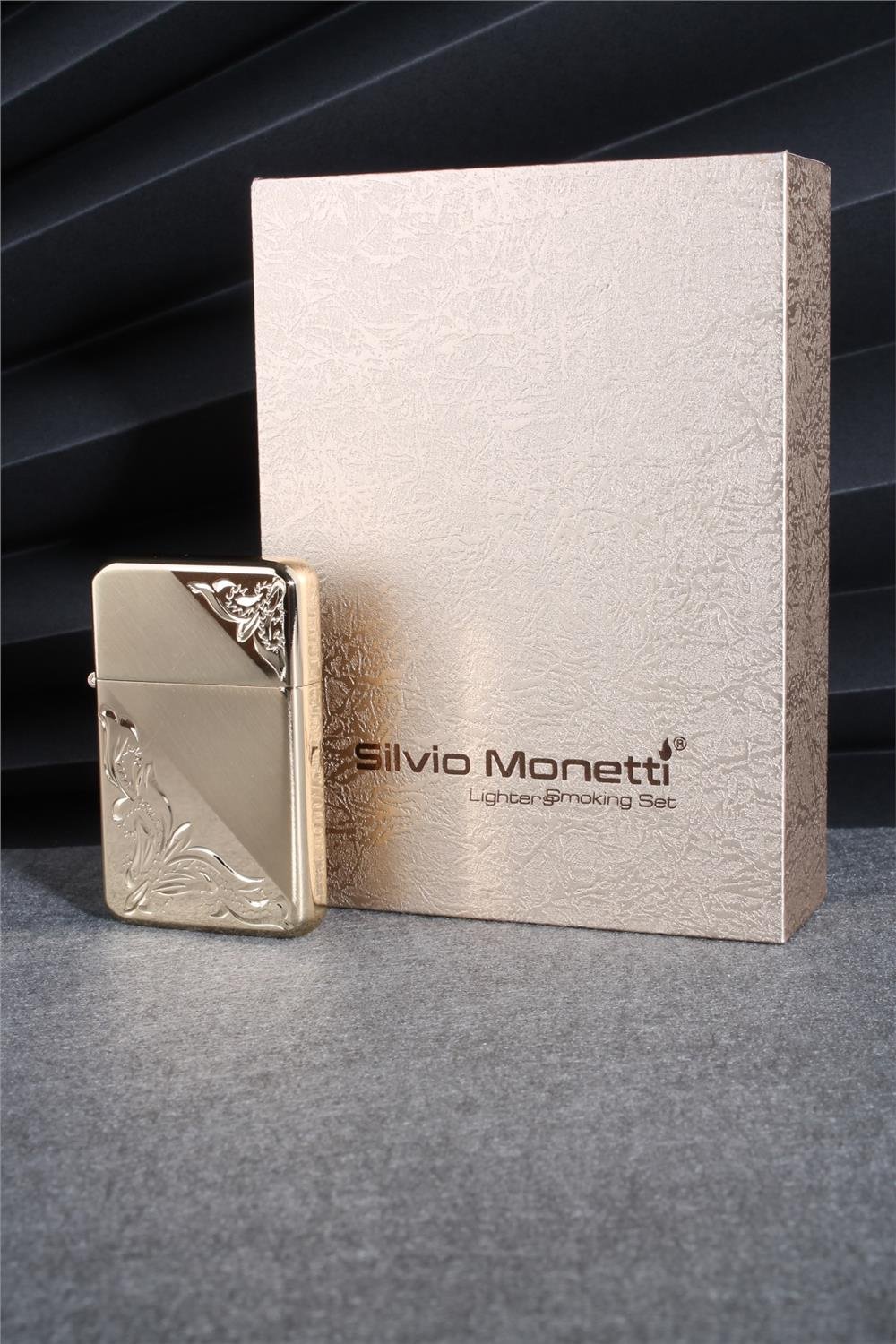 Silvio Monetti  Sarı Renk İşlemeli Kapaklı Benzinli Çakmak  24CSM916CR03