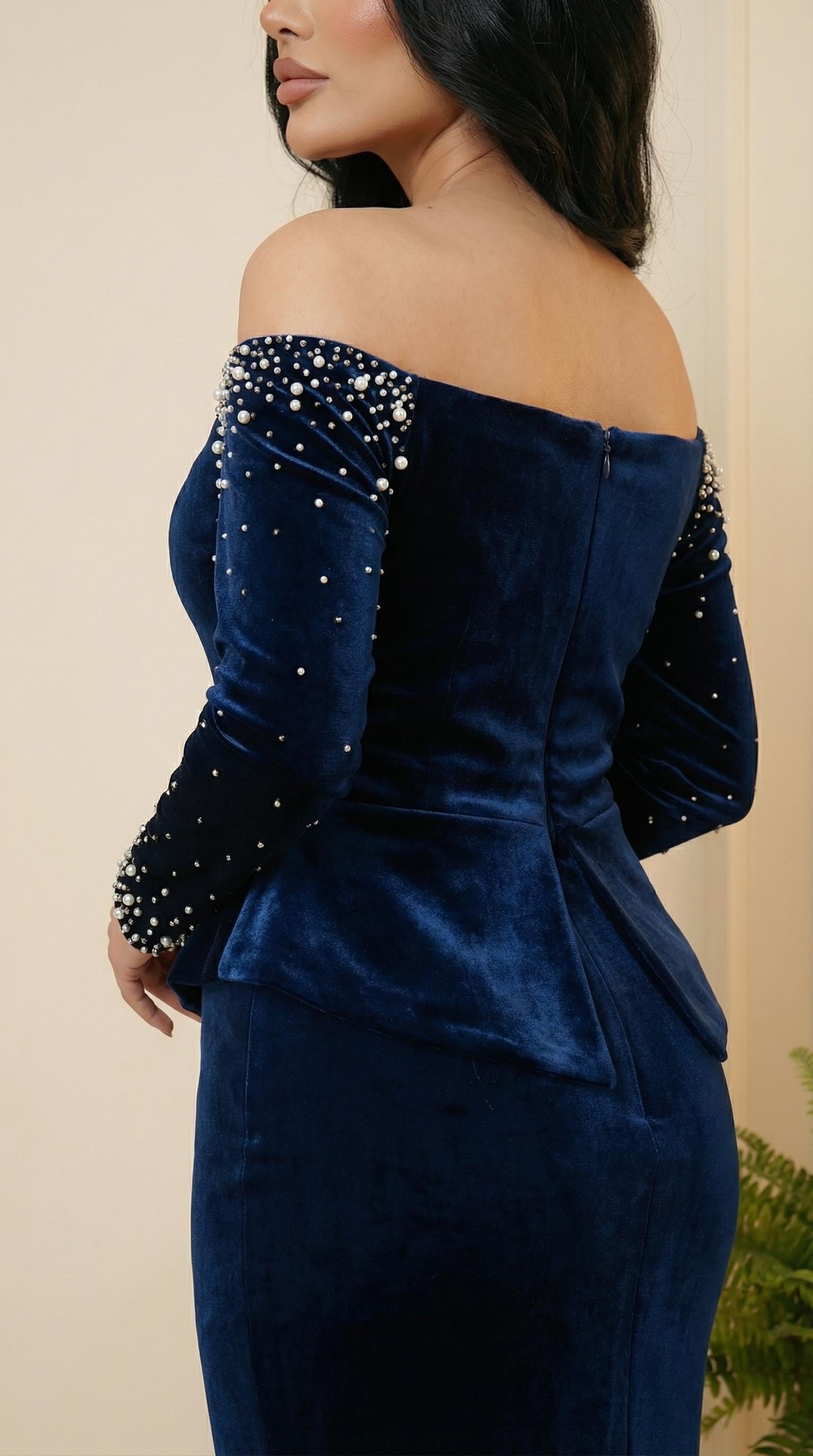 Lacivert İnci Nakışlı Uzun Kol Kadife Balık Form Abiye