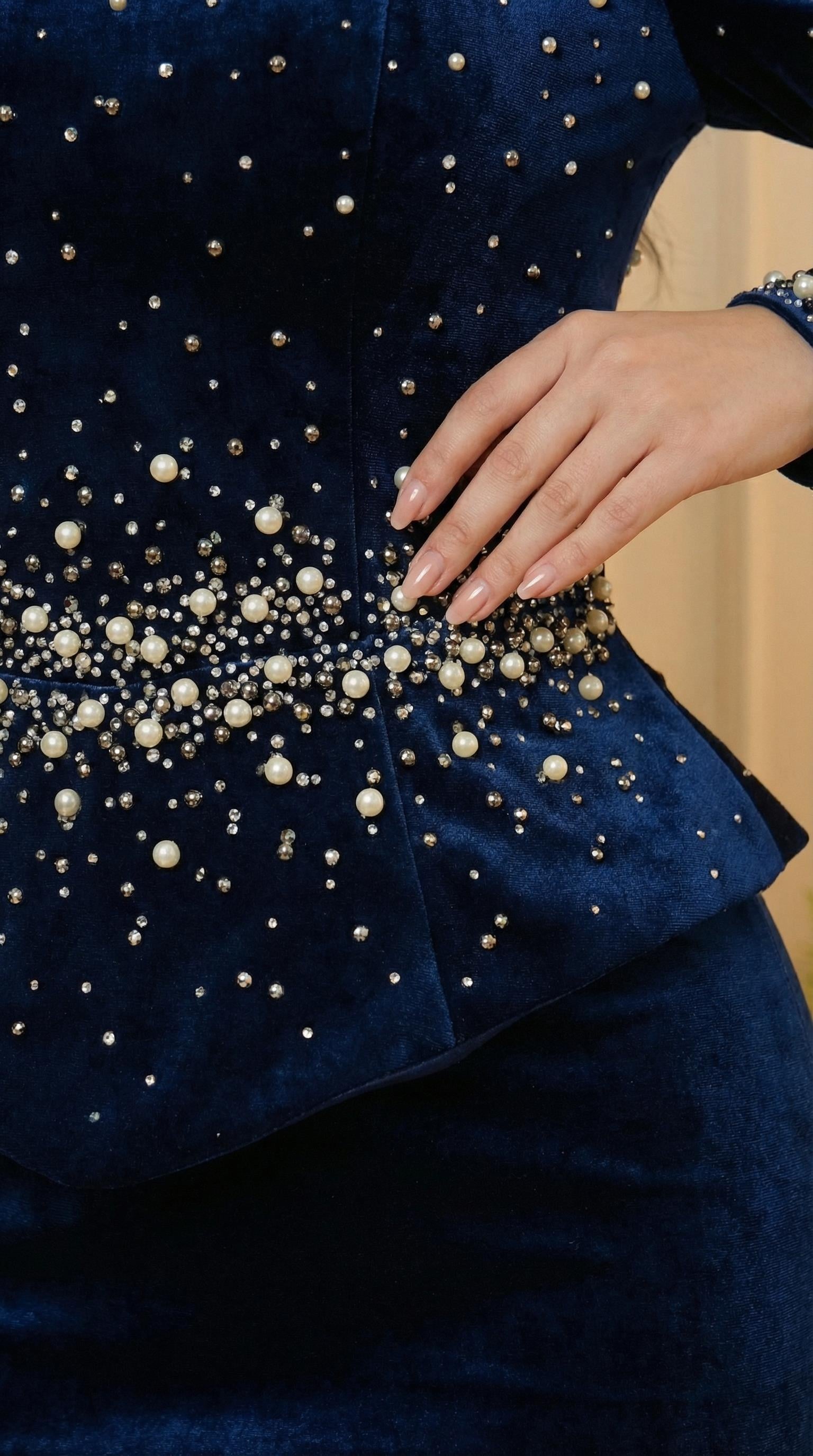 Lacivert İnci Nakışlı Uzun Kol Kadife Balık Form Abiye