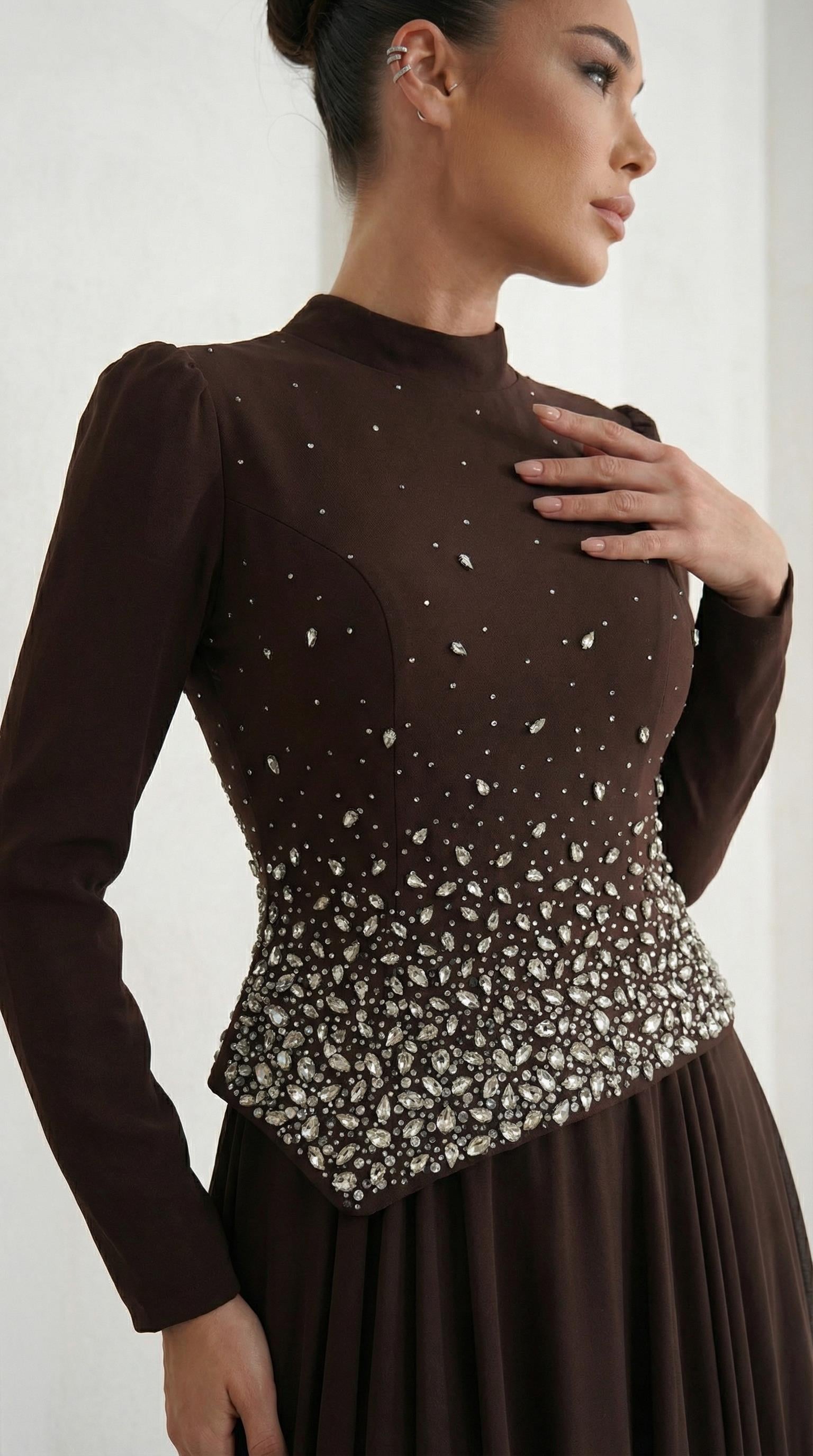 Önü Şık Taş İşlemeli Kahverengi Tesettür Uzun Abiye Elbise