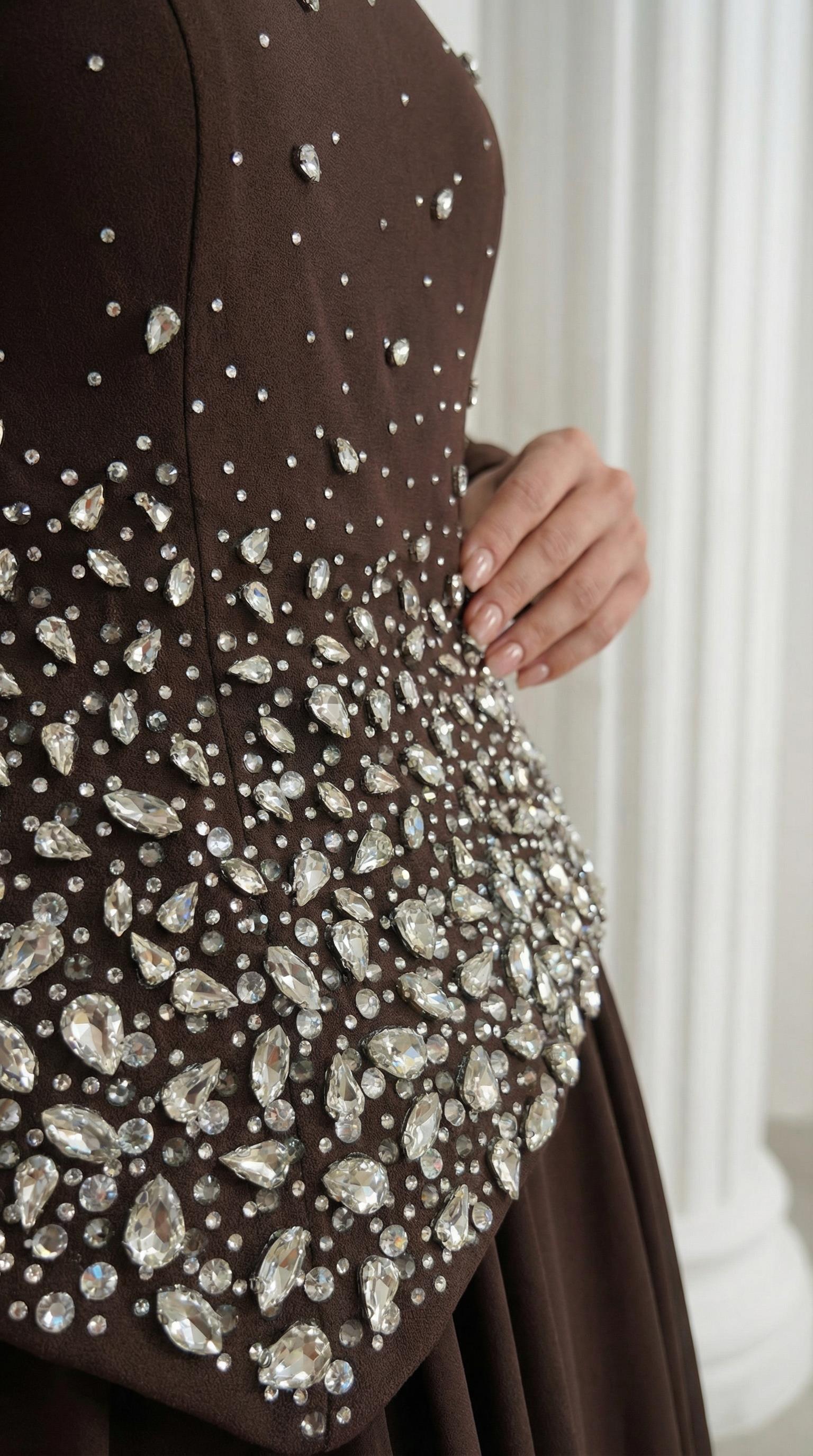 Önü Şık Taş İşlemeli Kahverengi Tesettür Uzun Abiye Elbise