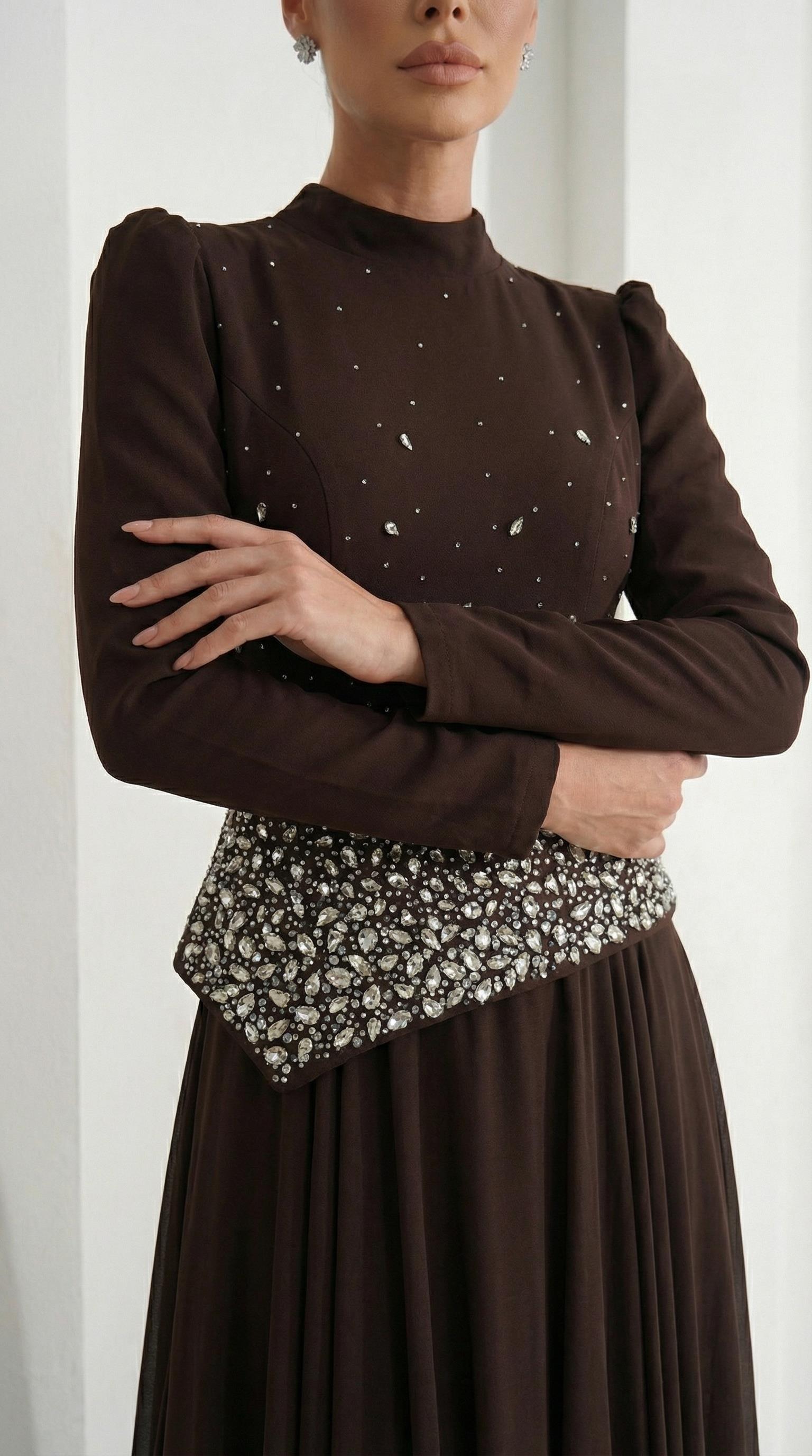 Önü Şık Taş İşlemeli Kahverengi Tesettür Uzun Abiye Elbise