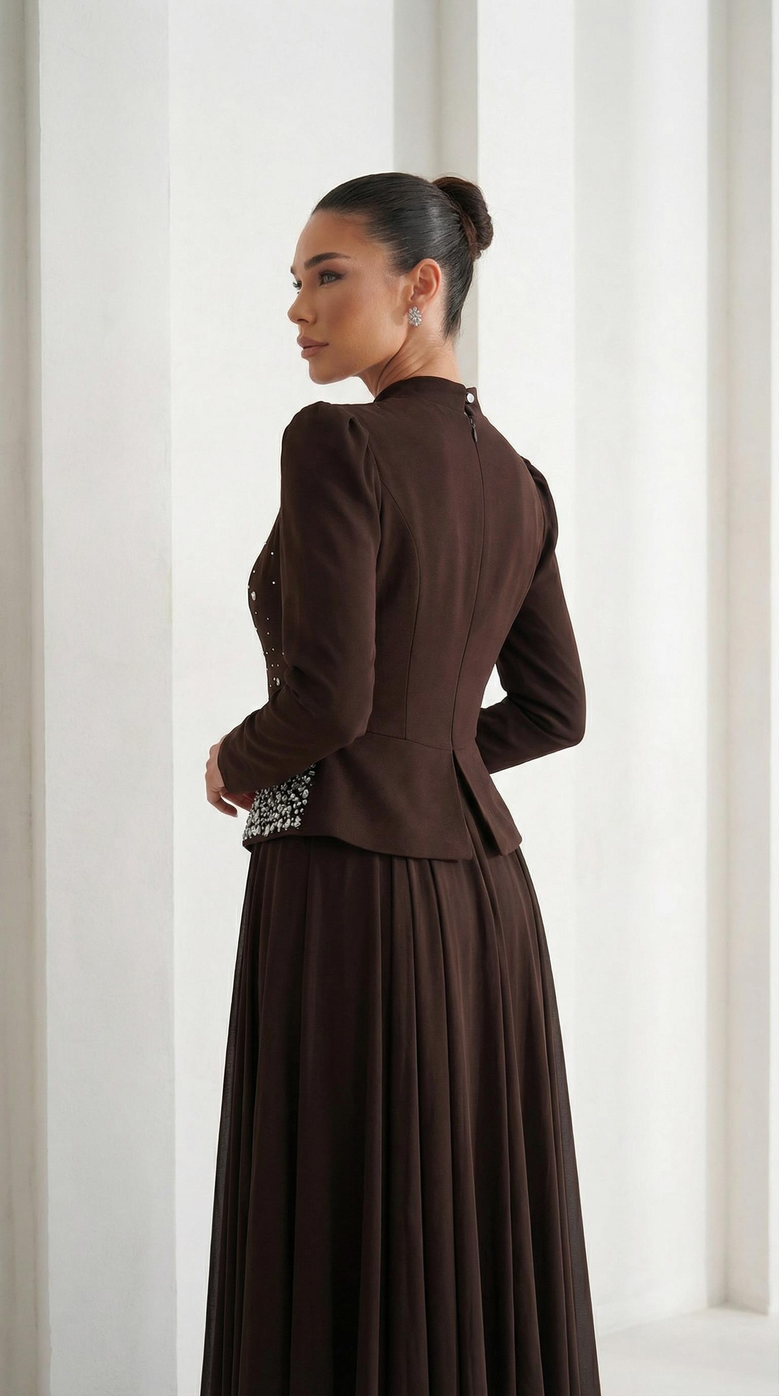 Önü Şık Taş İşlemeli Kahverengi Tesettür Uzun Abiye Elbise