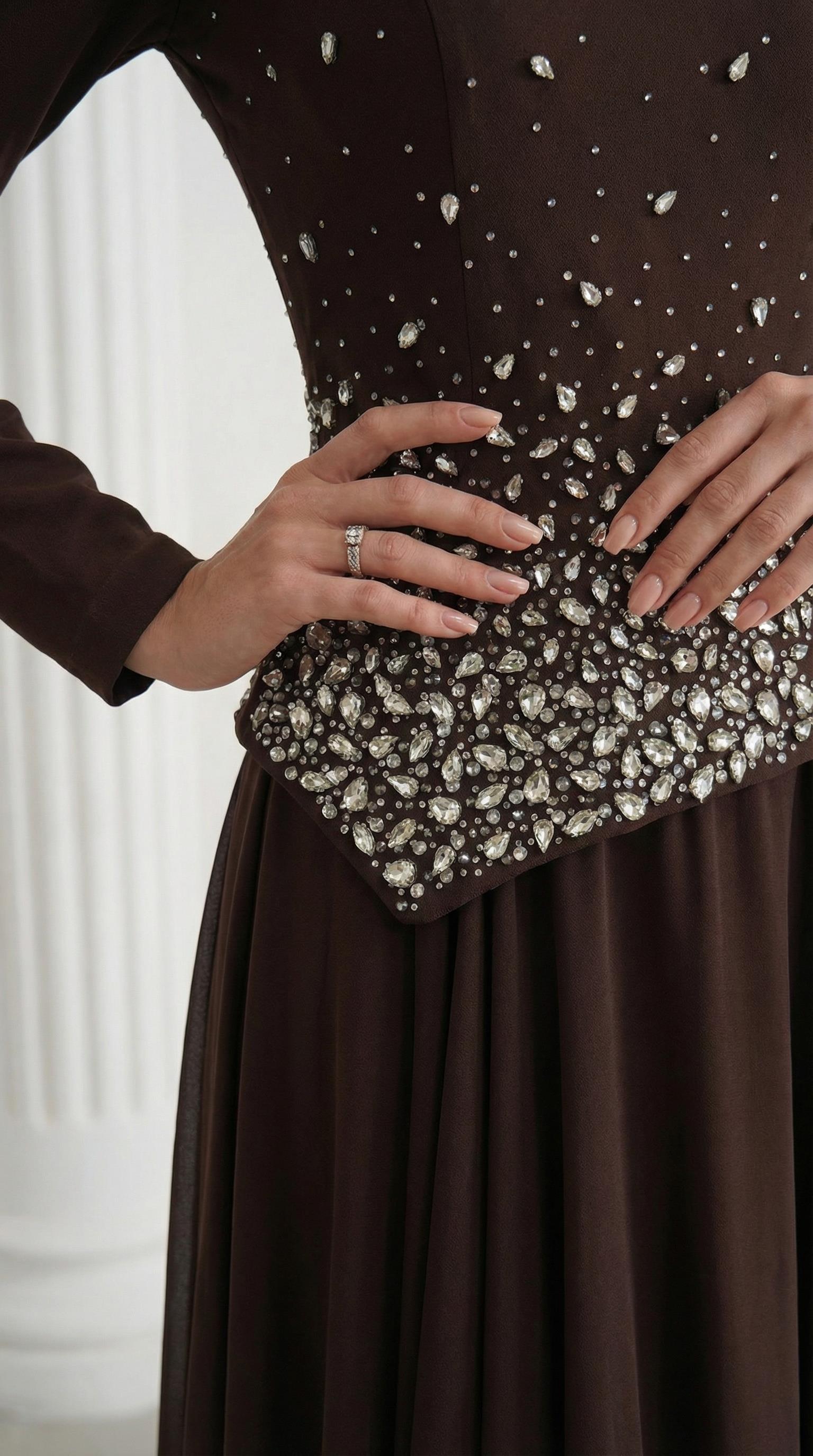 Önü Şık Taş İşlemeli Kahverengi Tesettür Uzun Abiye Elbise