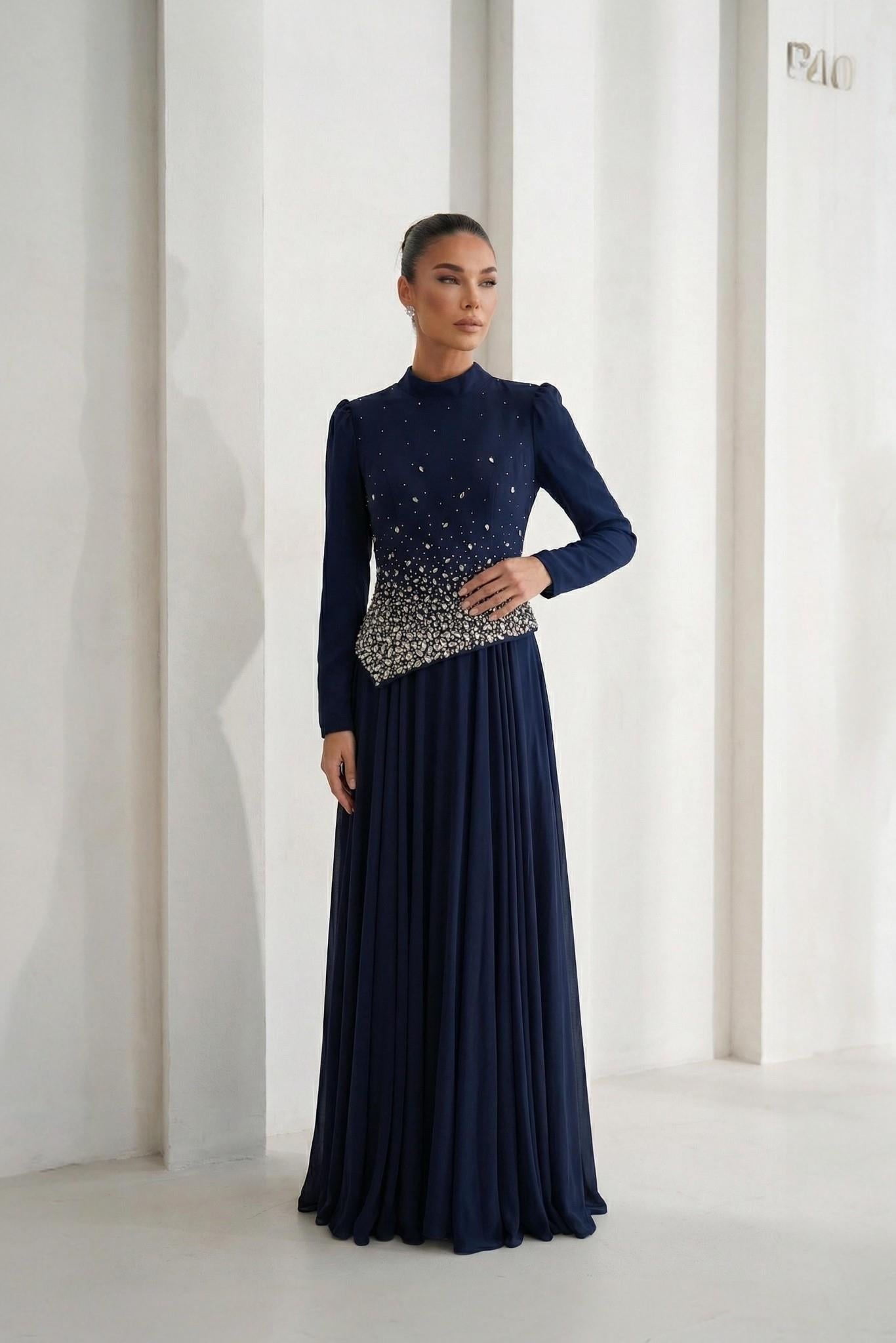 Önü Şık Taş İşlemeli Lacivert Tesettür Uzun Abiye Elbise