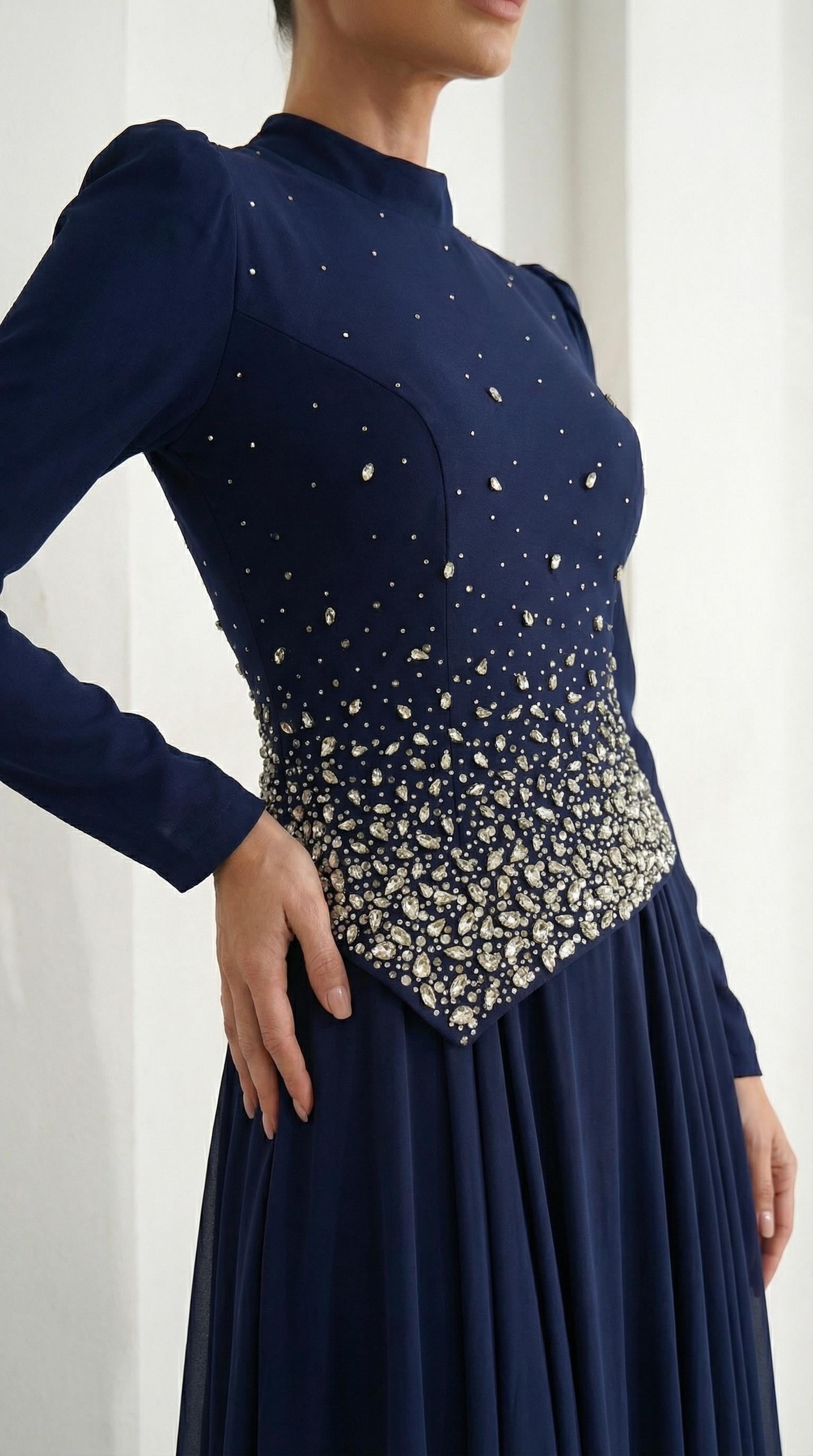 Önü Şık Taş İşlemeli Lacivert Tesettür Uzun Abiye Elbise