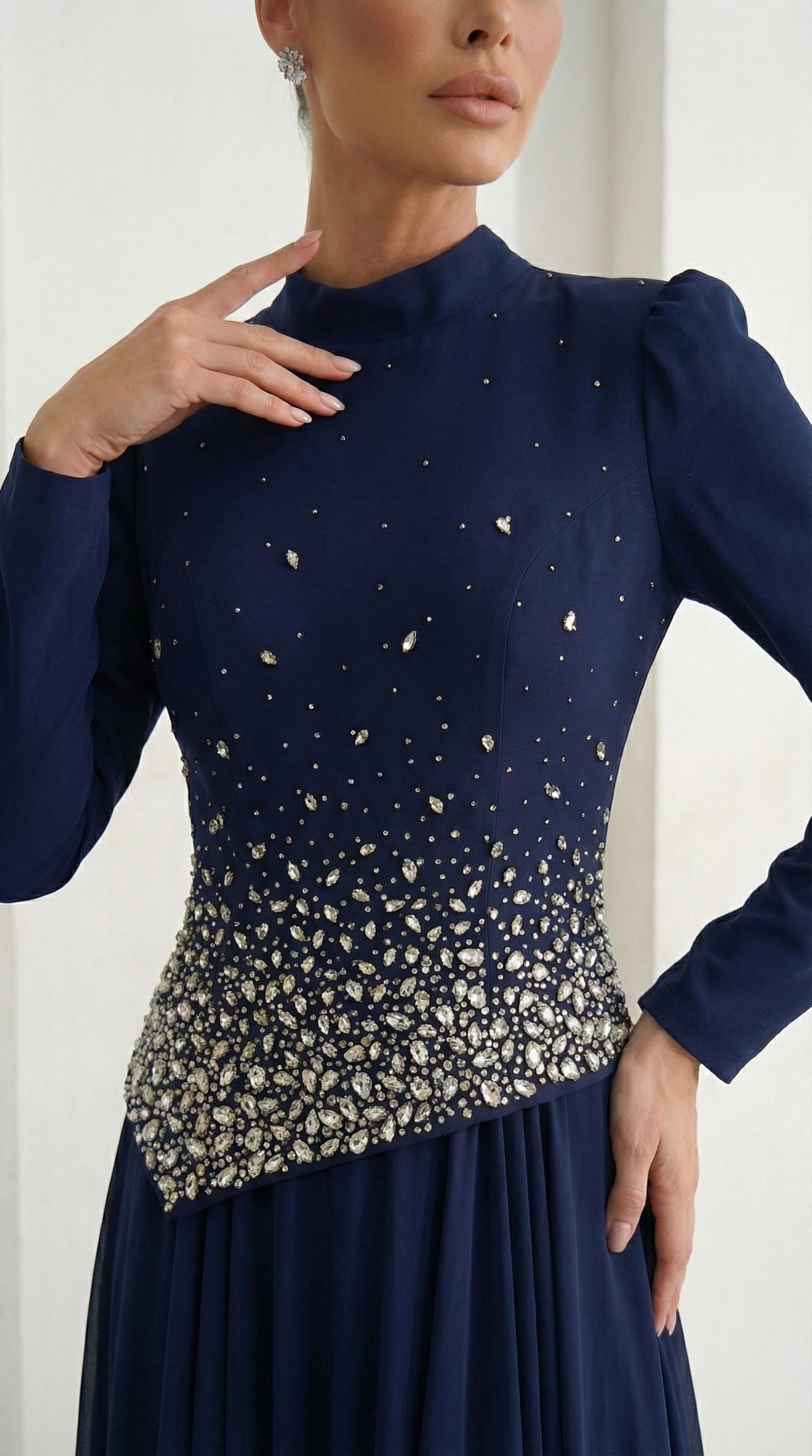 Önü Şık Taş İşlemeli Lacivert Tesettür Uzun Abiye Elbise