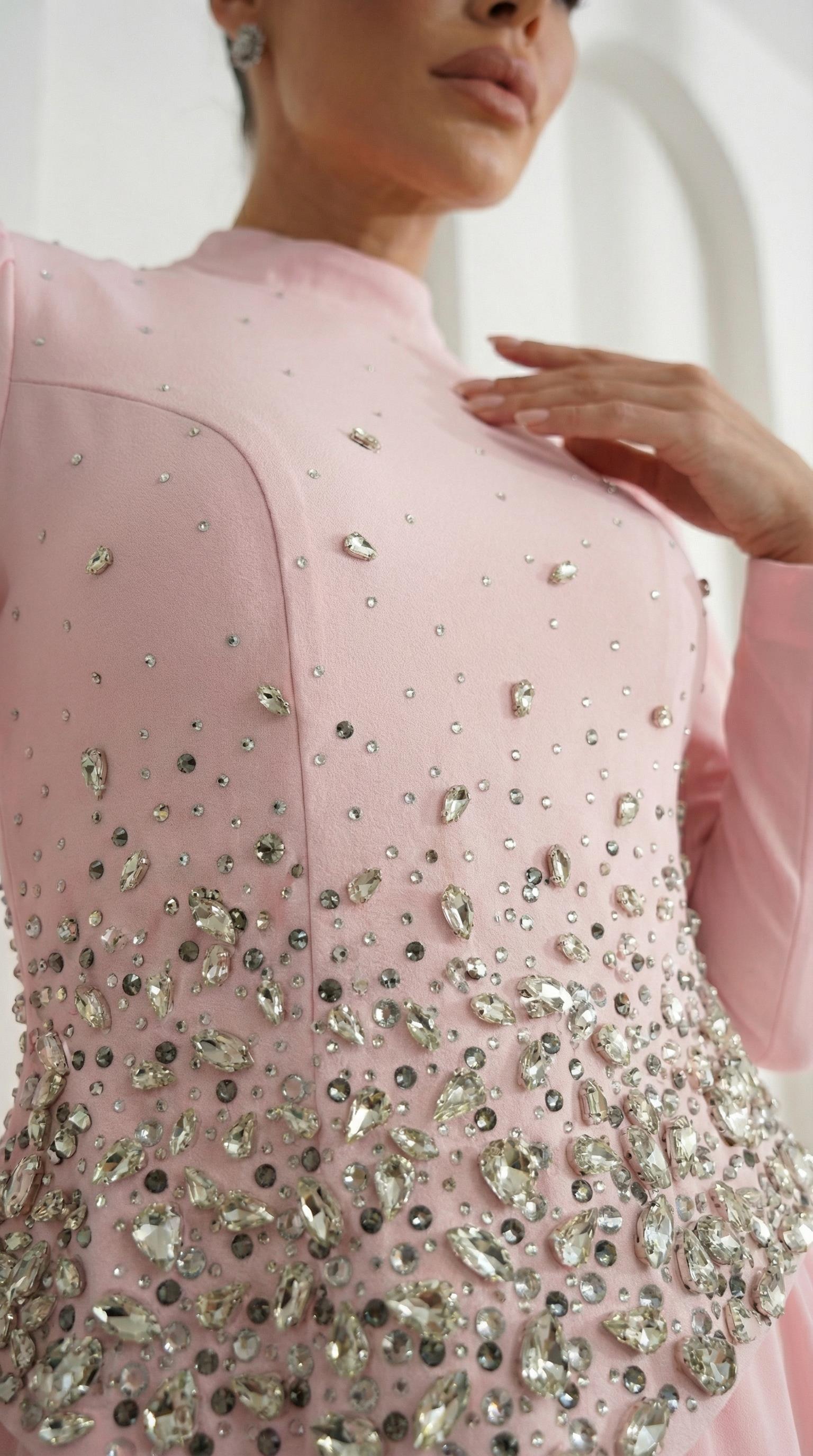 Önü Şık Taş İşlemeli Pembe Tesettür Uzun Abiye Elbise