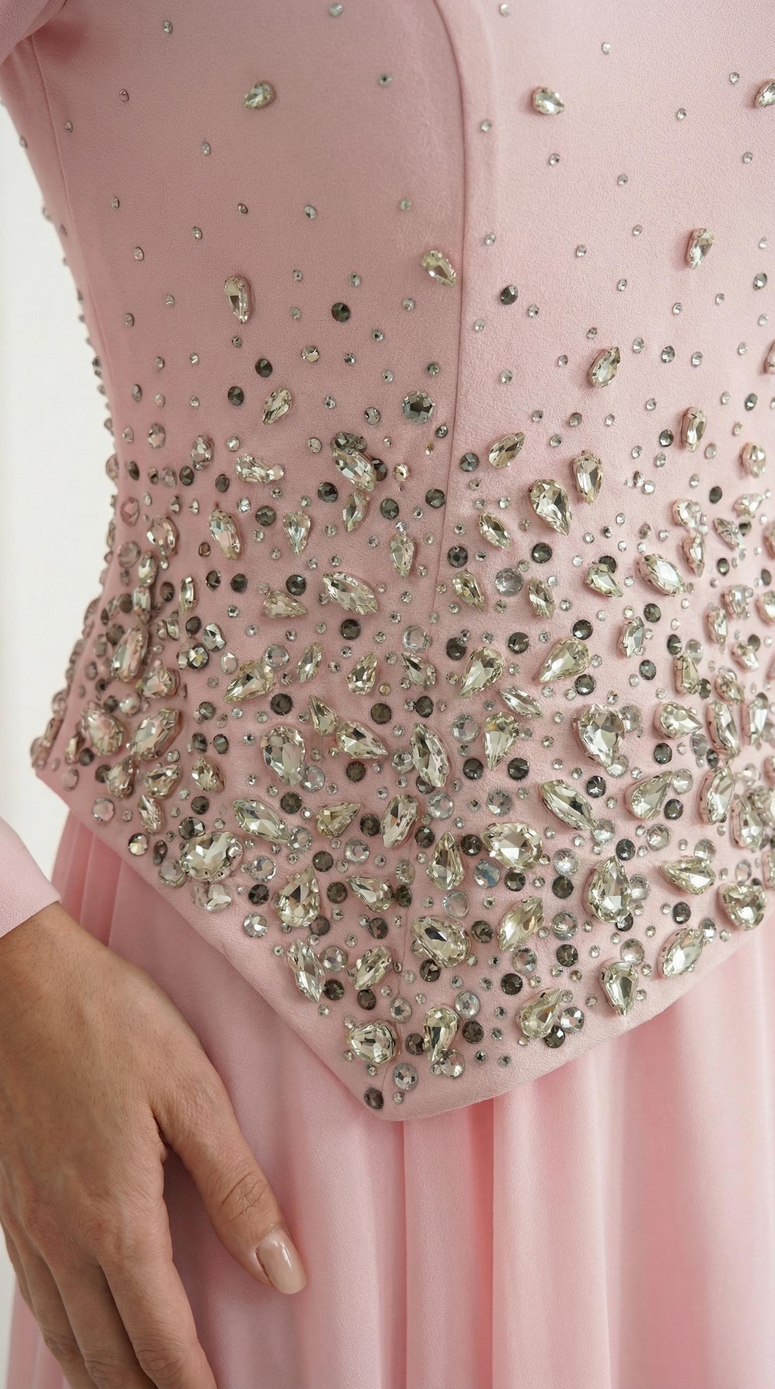 Önü Şık Taş İşlemeli Pembe Tesettür Uzun Abiye Elbise