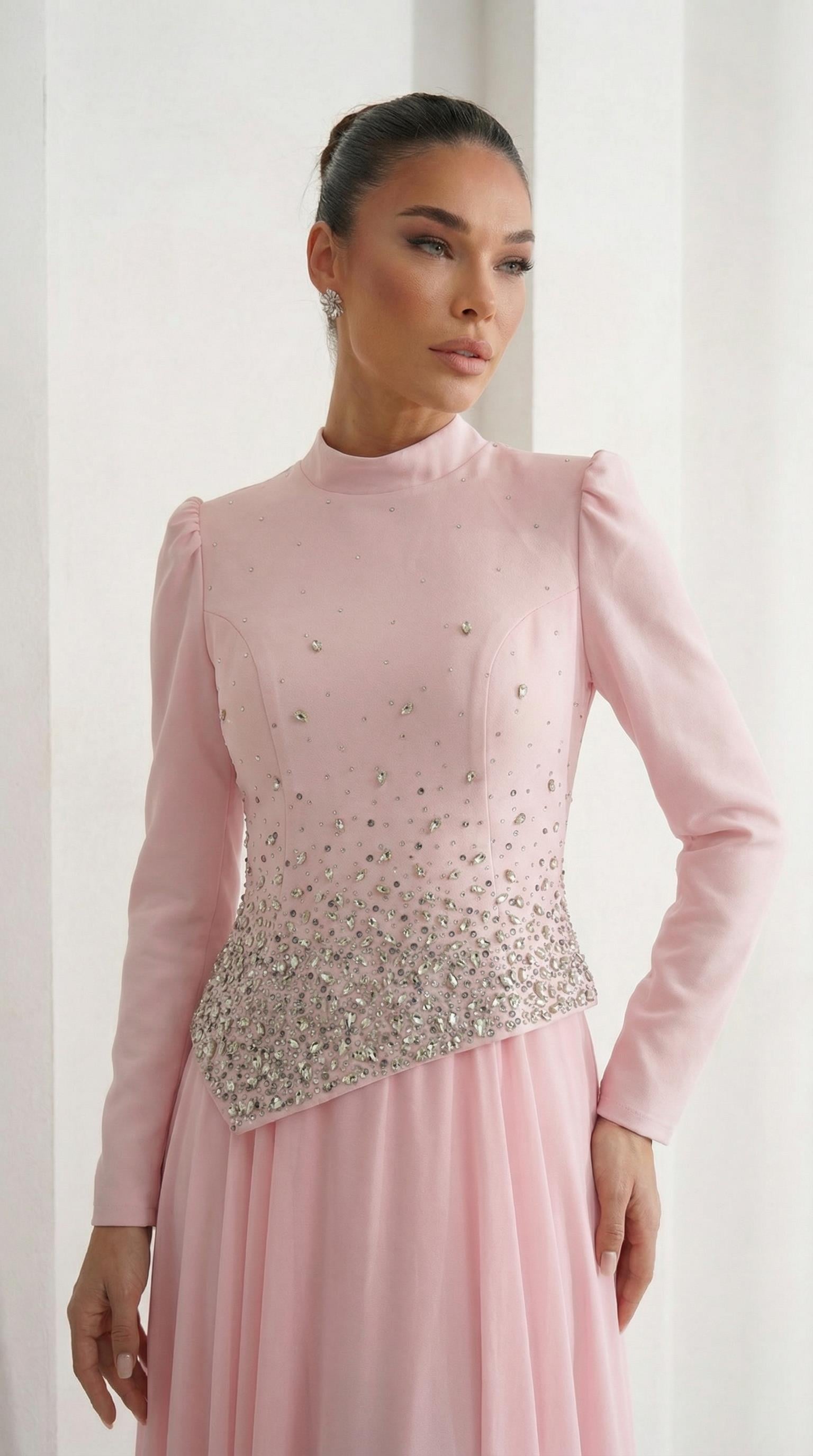 Önü Şık Taş İşlemeli Pembe Tesettür Uzun Abiye Elbise