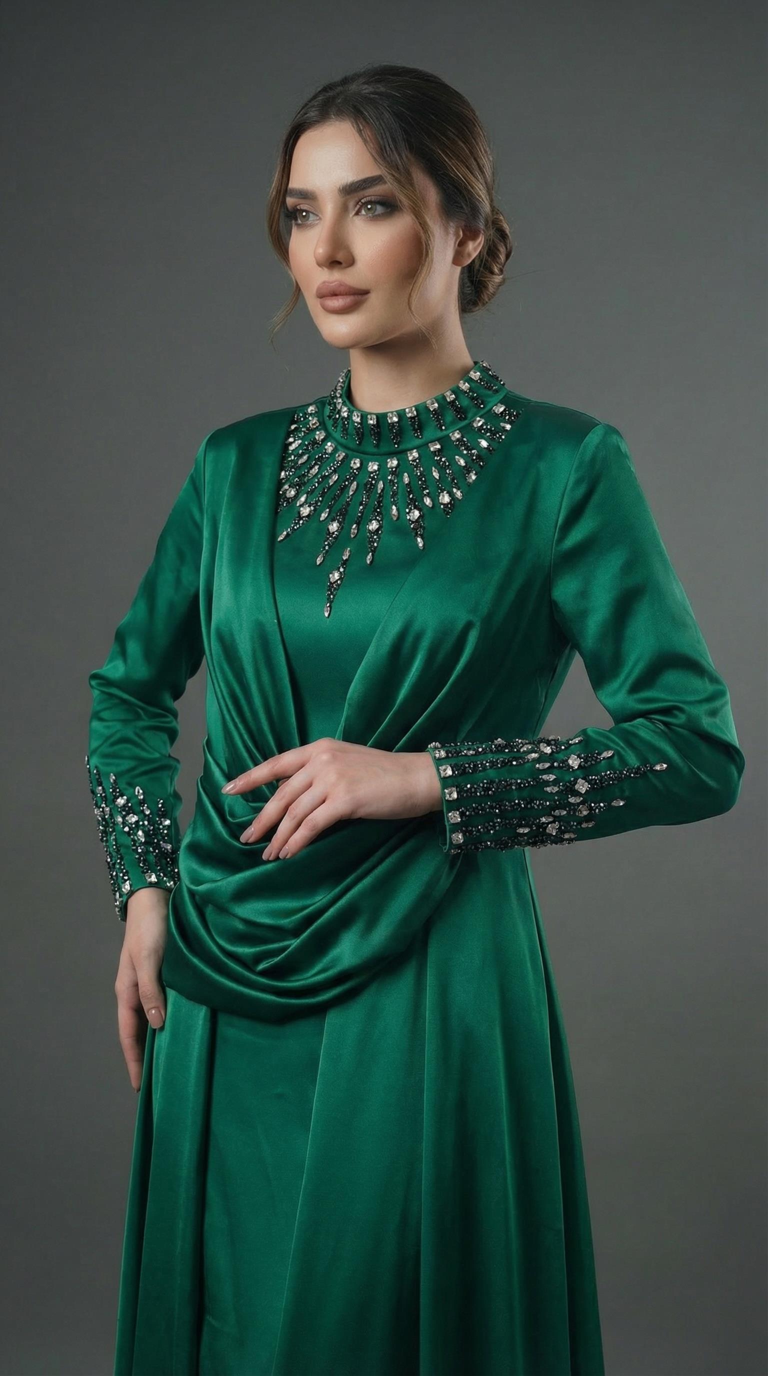 Saten Dokulu Kristal Taşlı Kapalı Zümrüt Yeşili Abiye Elbise