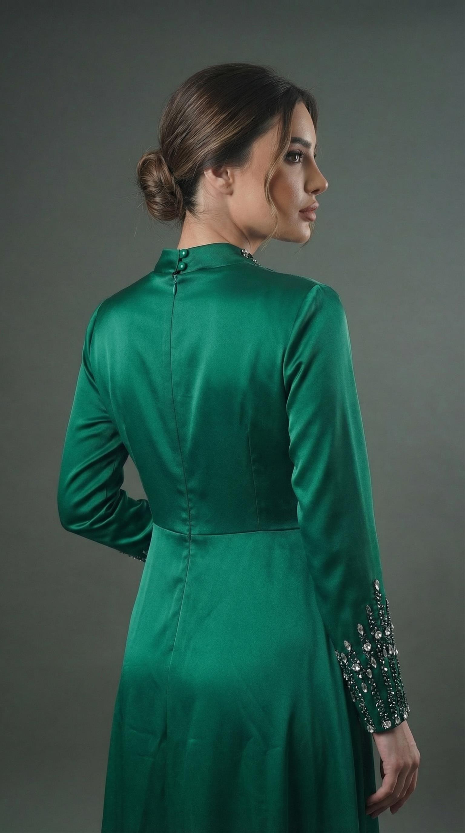 Saten Dokulu Kristal Taşlı Kapalı Zümrüt Yeşili Abiye Elbise