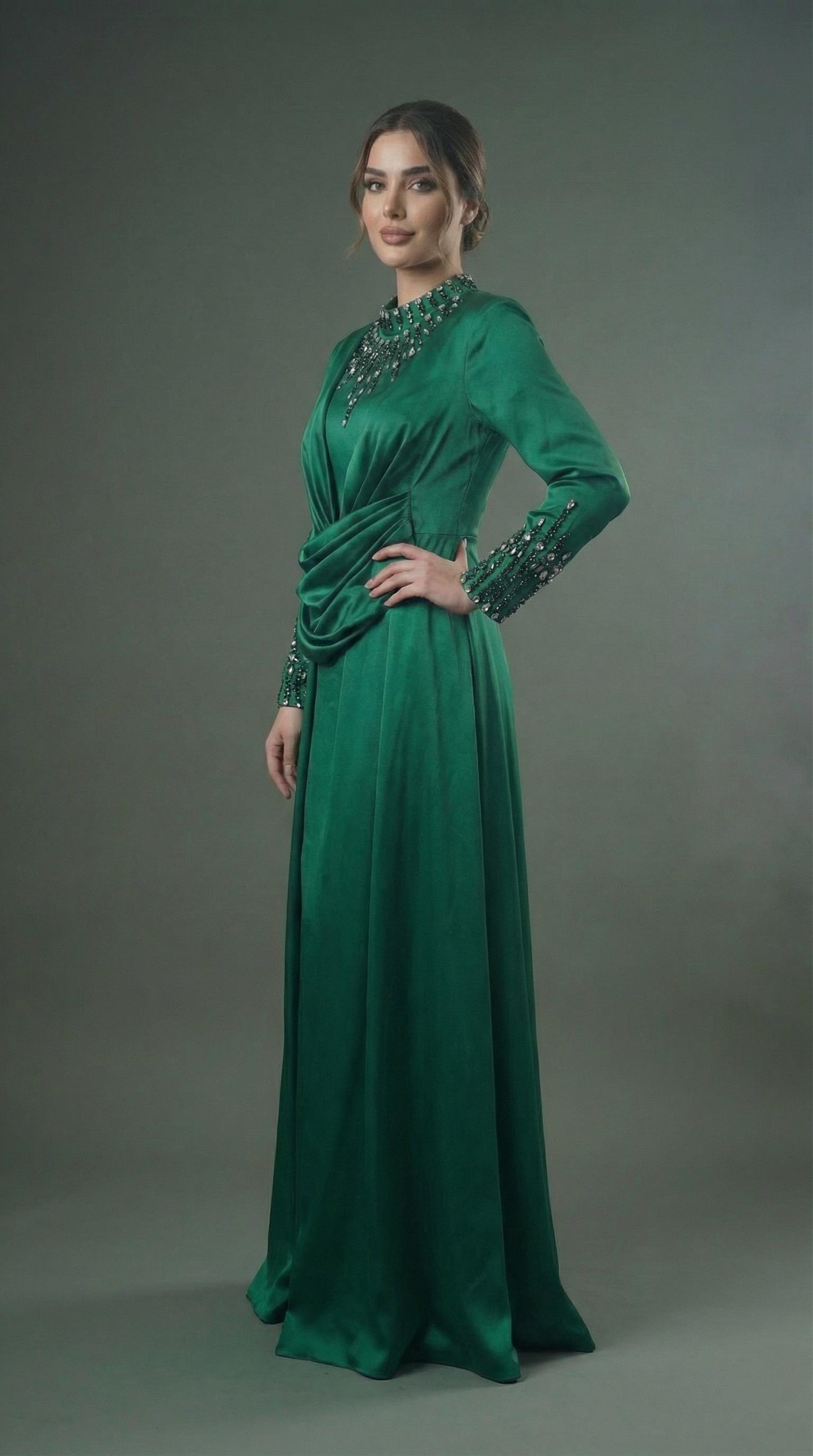 Saten Dokulu Kristal Taşlı Kapalı Zümrüt Yeşili Abiye Elbise