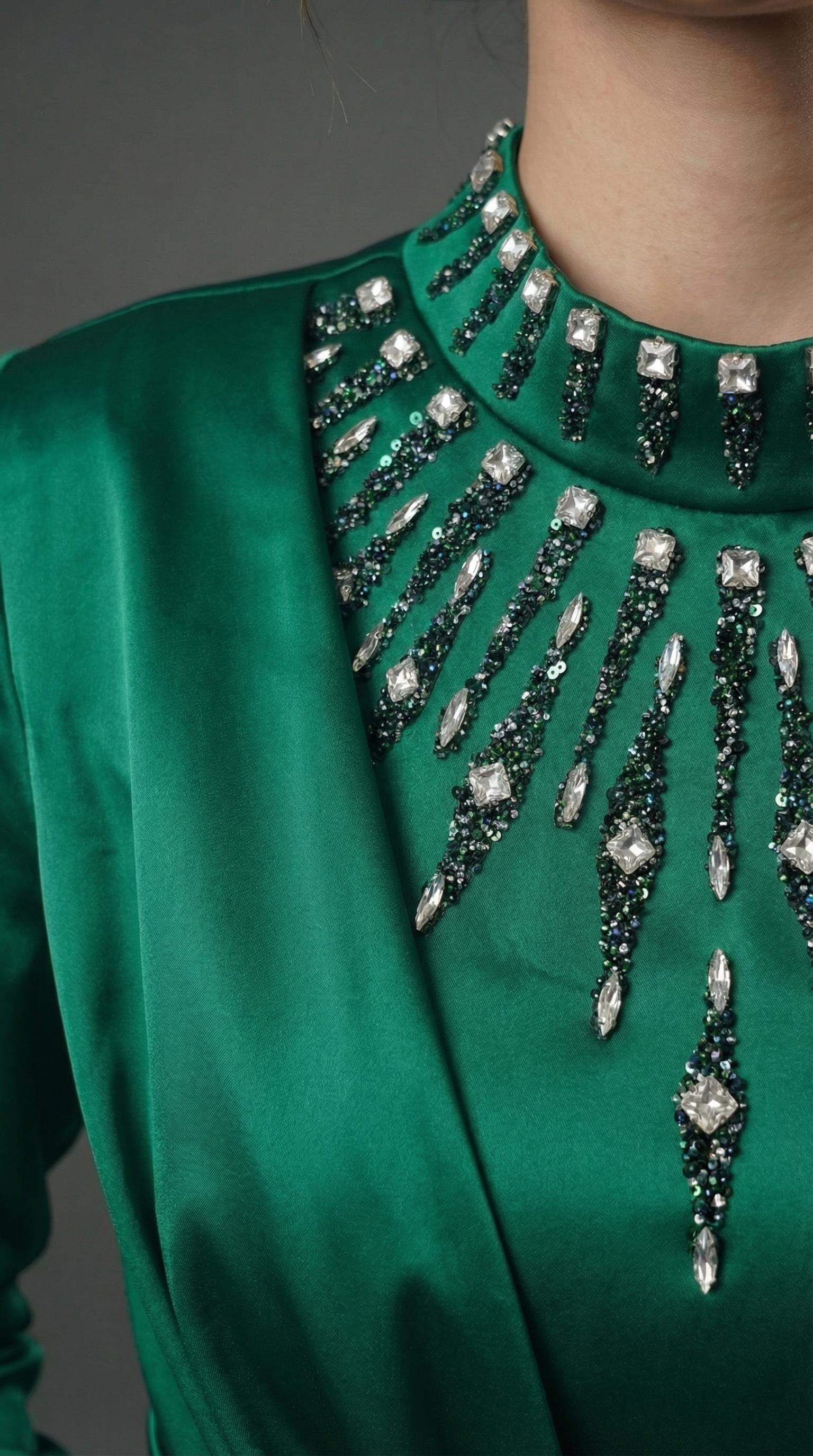 Saten Dokulu Kristal Taşlı Kapalı Zümrüt Yeşili Abiye Elbise
