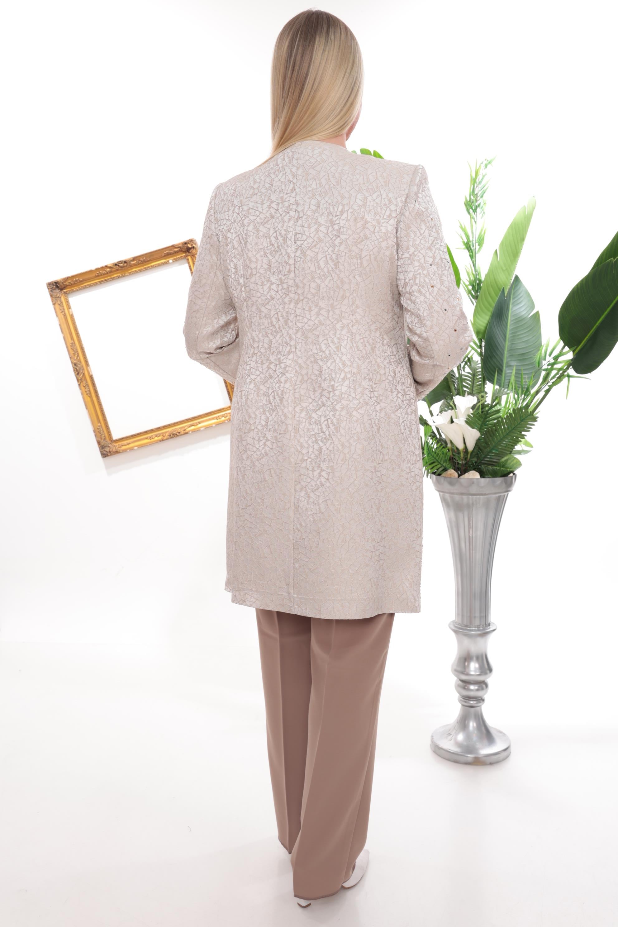 Ceket Önü ve Omuzu Taşlı Bej Üçlü Pantolonlu Takım