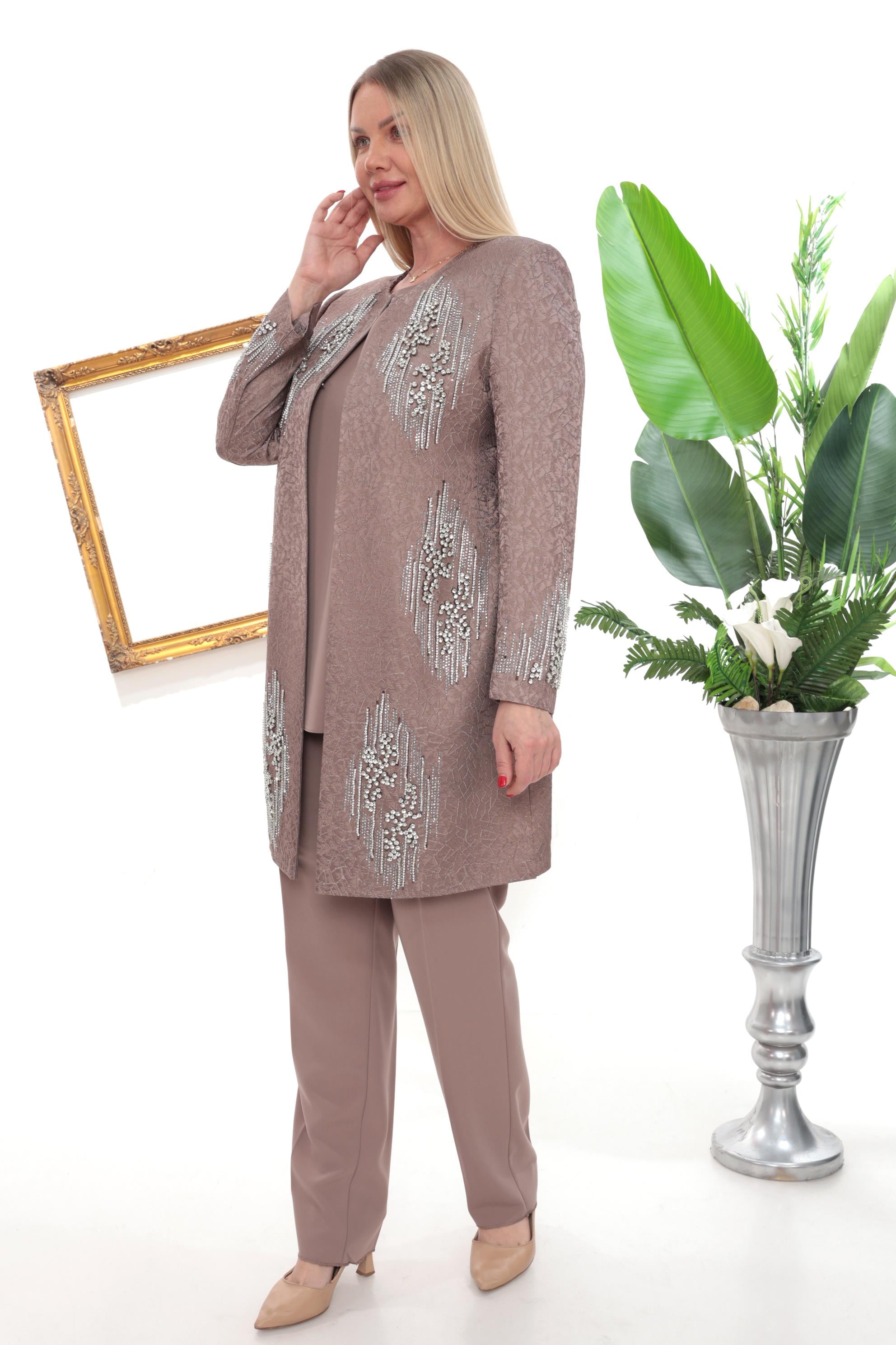 Ceketi Şık Taş Detaylı Jakarlı Vizon Üçlü Pantolonlu Takım