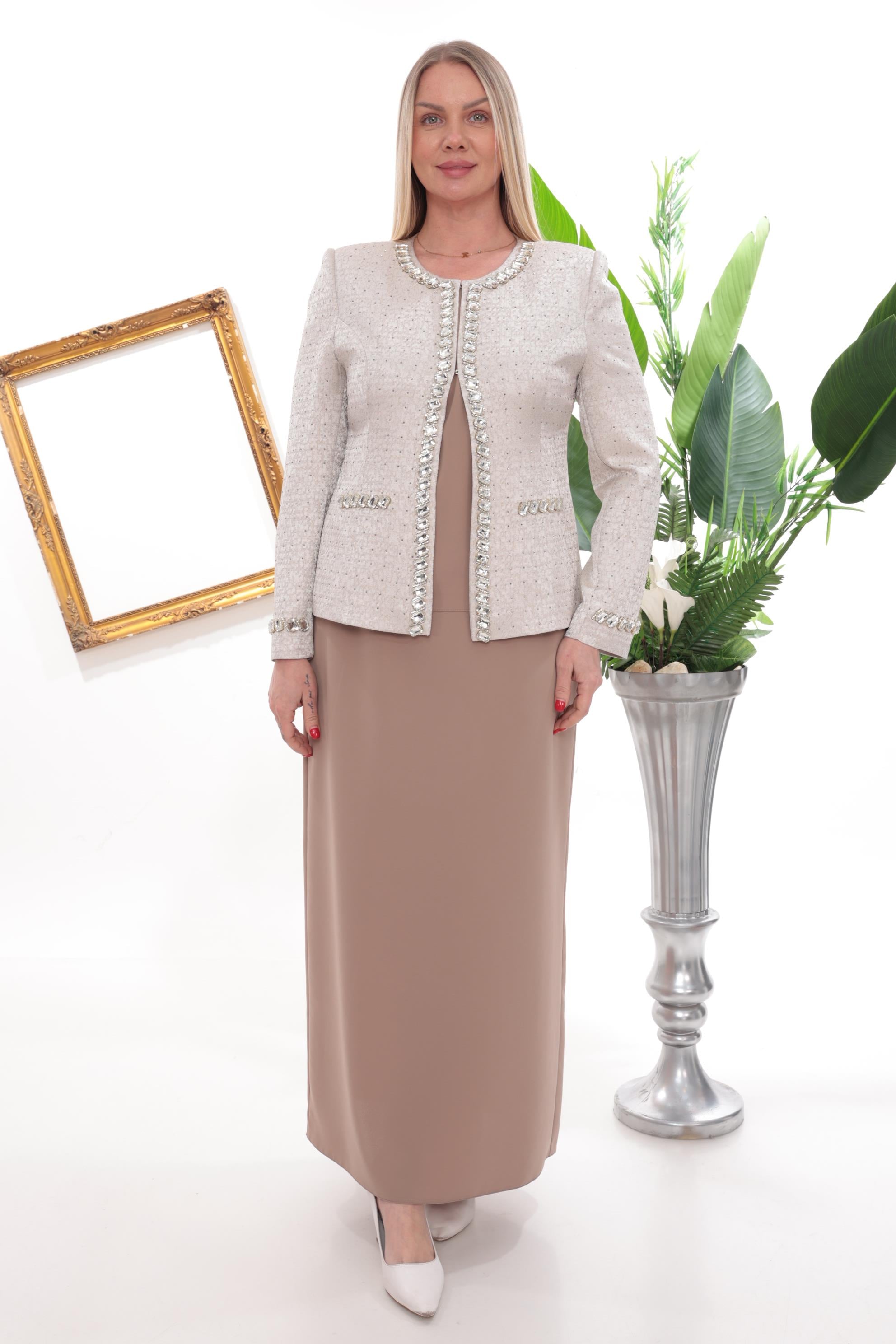 Önü Şık Taş İşlemeli Bej Uzun Etekli Üçlü Takım