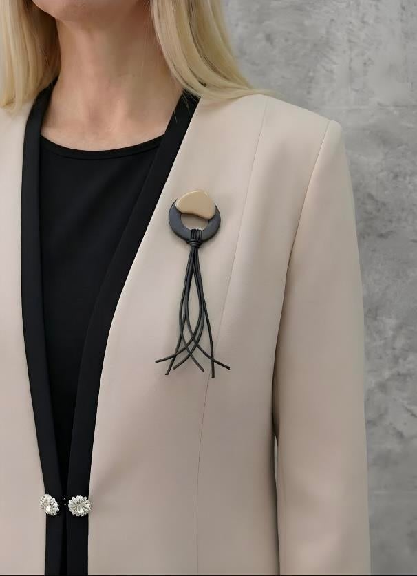 Sade Şık Çıkarılablir Çiçek Detaylı Bej Uzun Etekli Üçlü Takım 