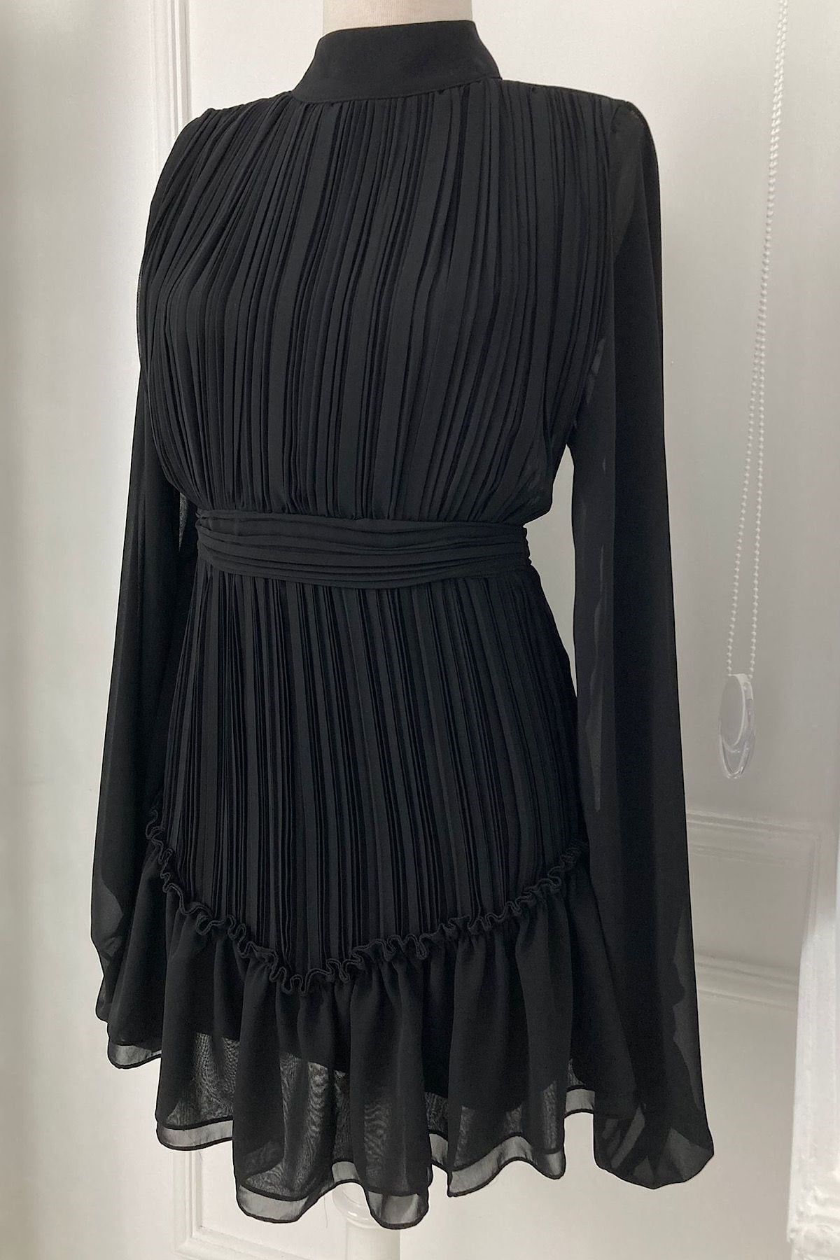 G0099 Piliseli Fırfır Detaylı Şifon Mini  Elbise Siyah