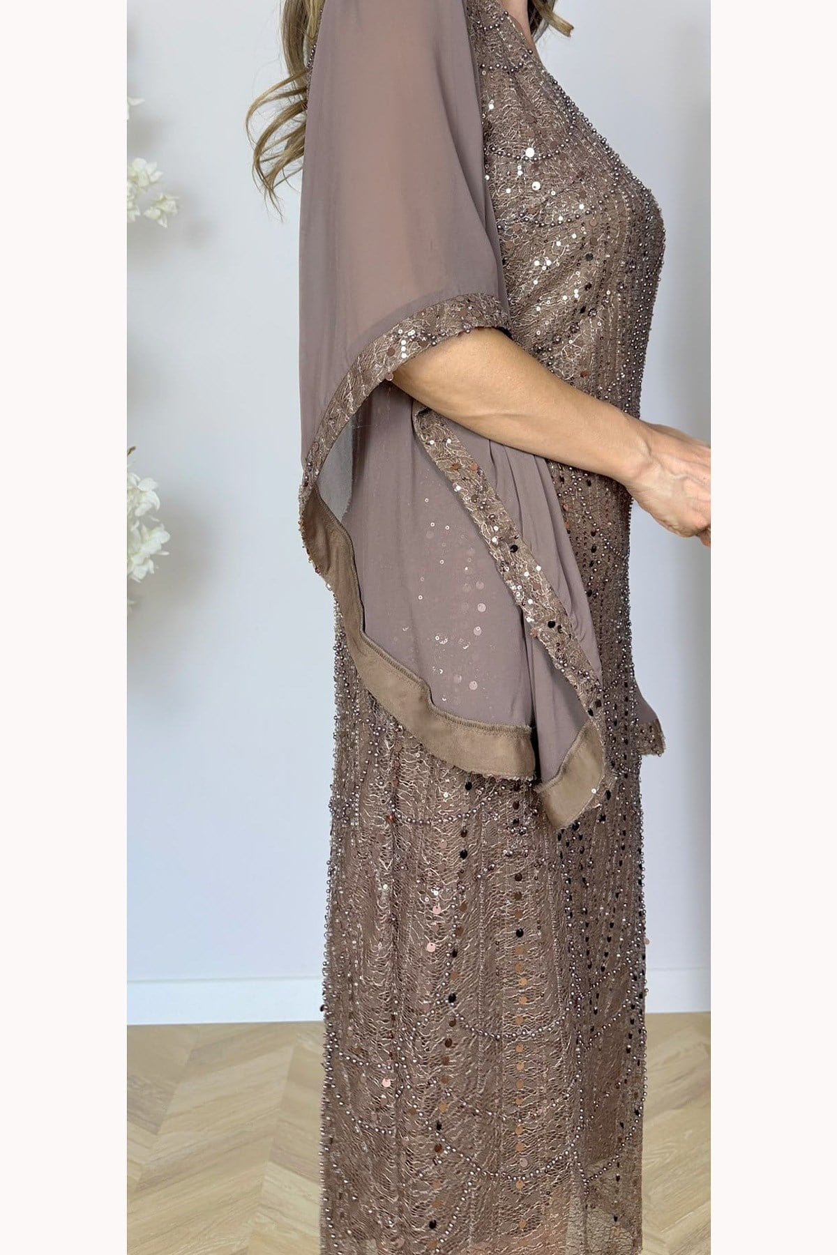 G1972 Şifon Kol Detaylı Taş İşleme Tasarım Abiye Elbise Vizon