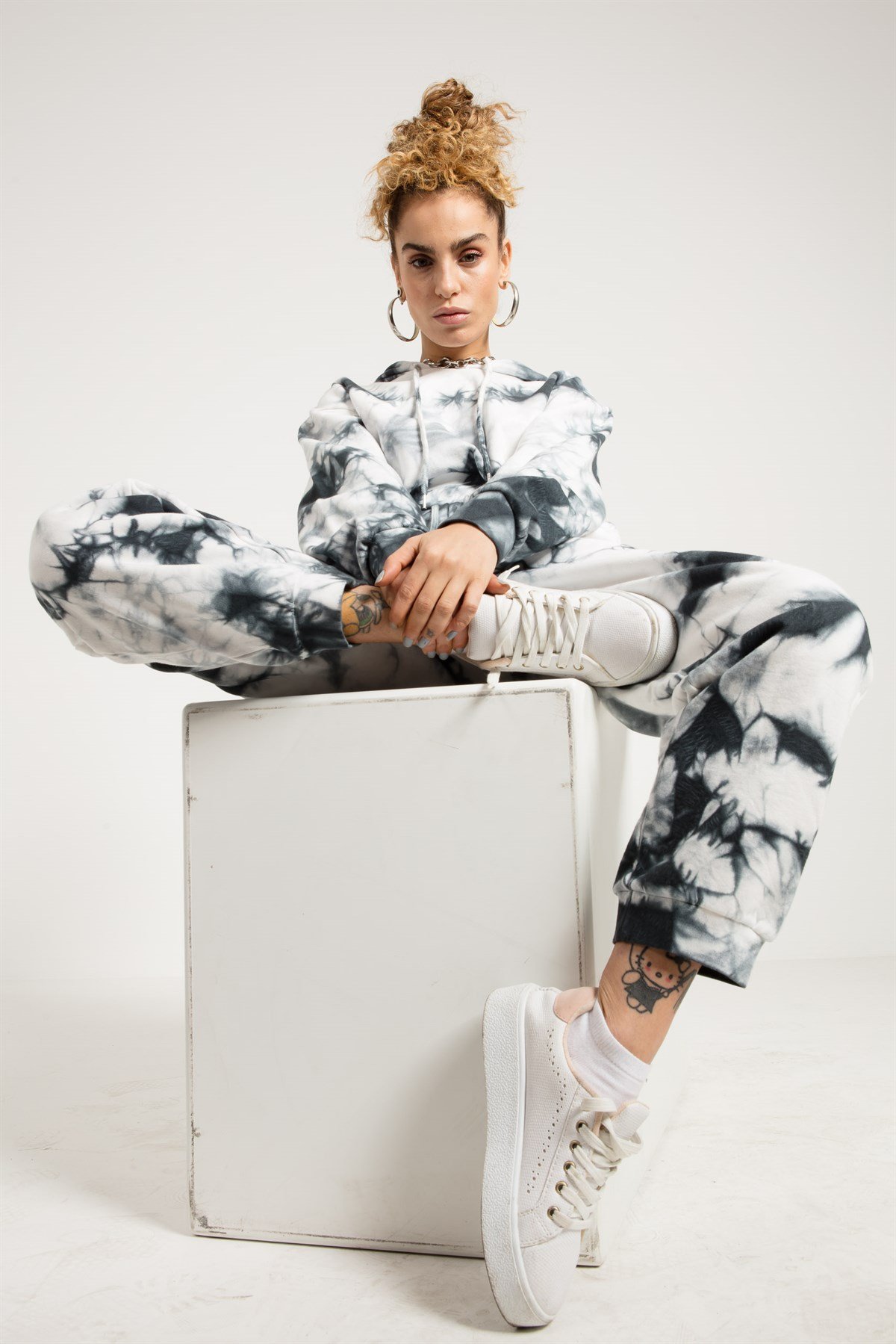 Tie Dyed Crop Fit Sweatshirt in Grey