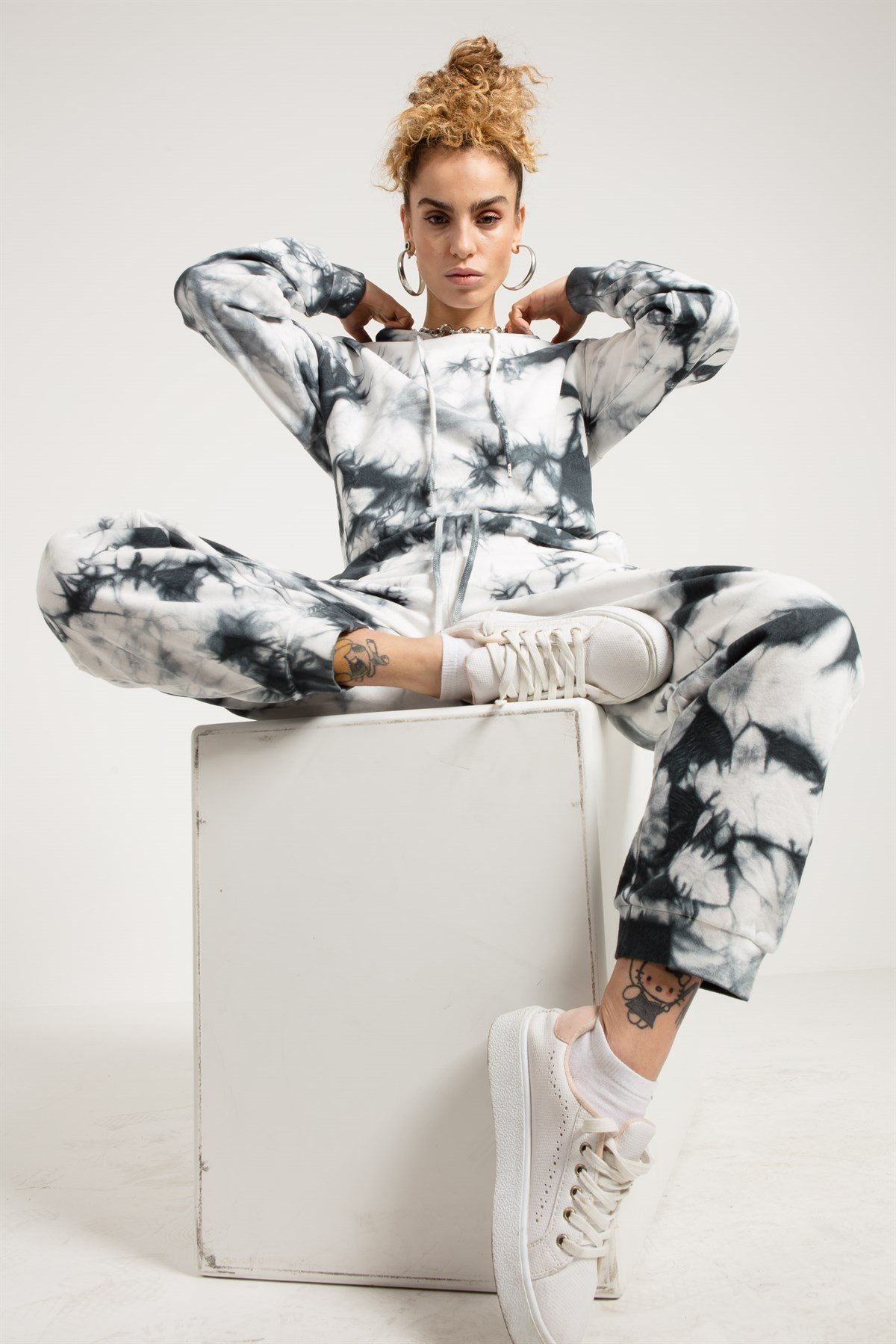 Tie Dyed Crop Fit Sweatshirt in Grey