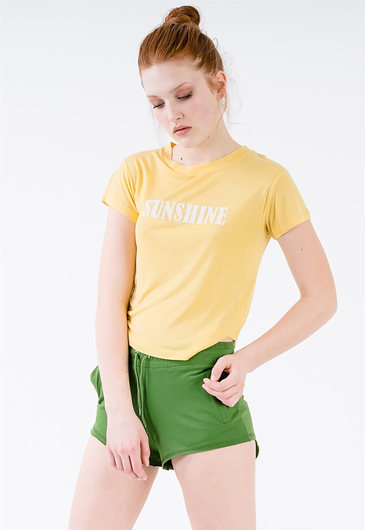 Beyaz Flok Baskılı Sarı Bisiklet Yaka Kadın T-shirt