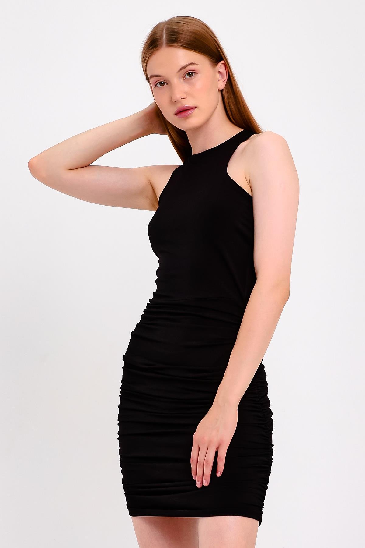 Çapraz Sırt Dekolteli Siyah Mini Elbise