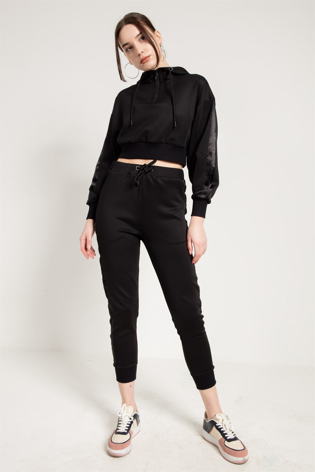 Crop Fit Sweatshirt in Black with Hood