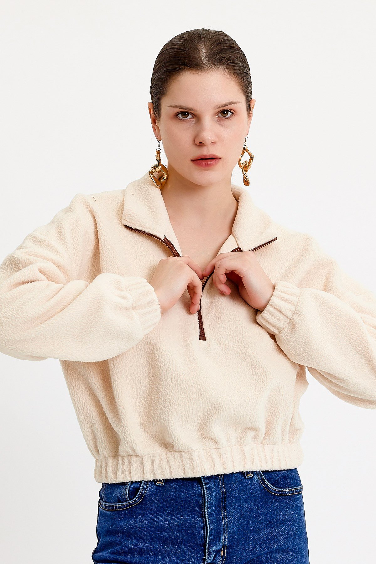 Dik Yaka Crop Fit Krem Peluş Sweatshirt