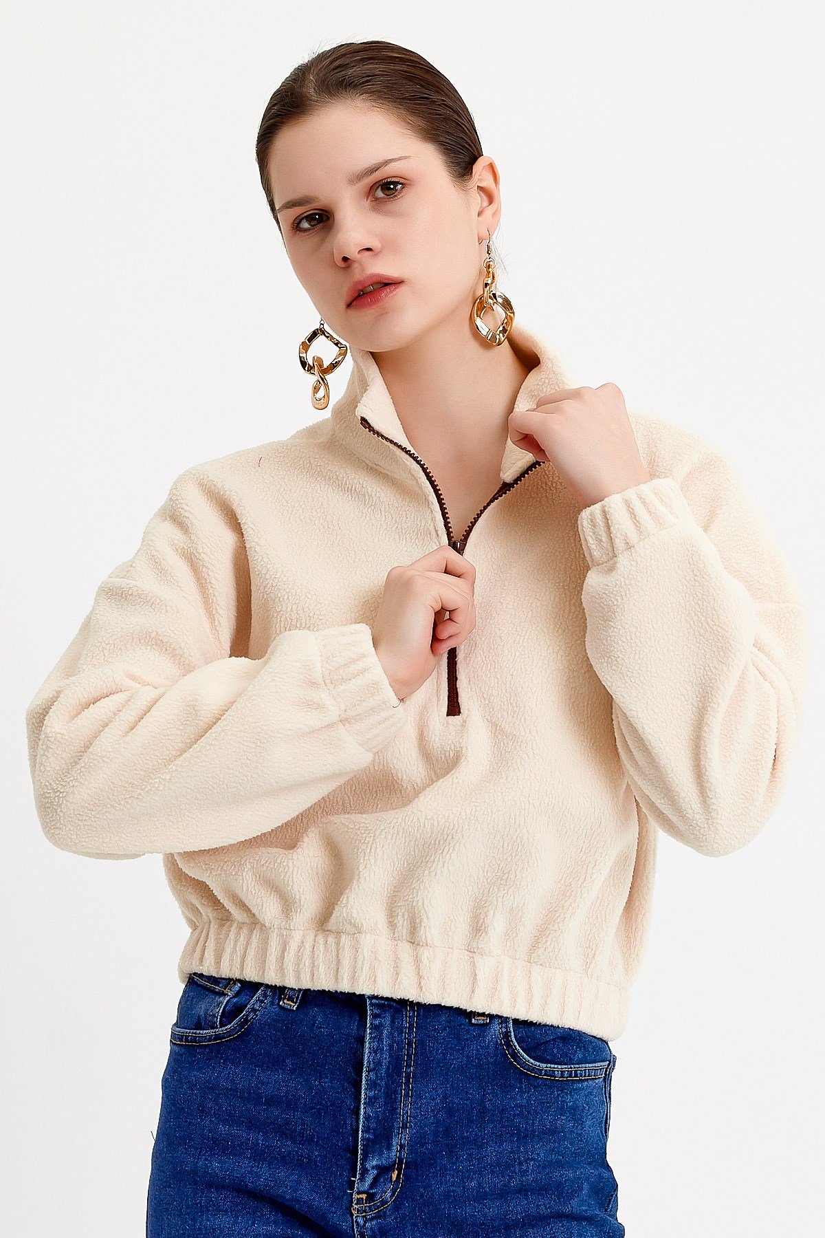 Dik Yaka Crop Fit Krem Peluş Sweatshirt