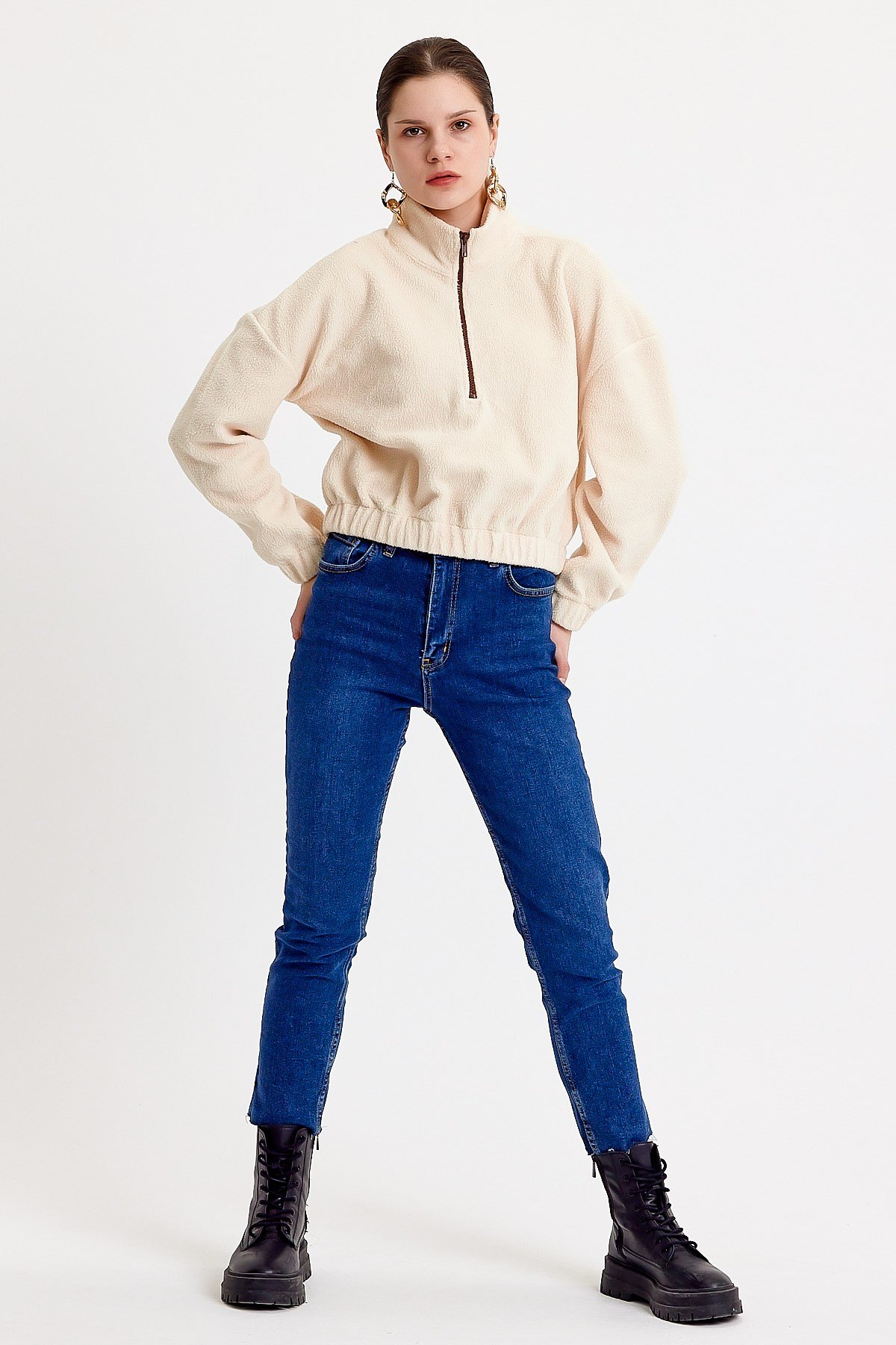 Dik Yaka Crop Fit Krem Peluş Sweatshirt